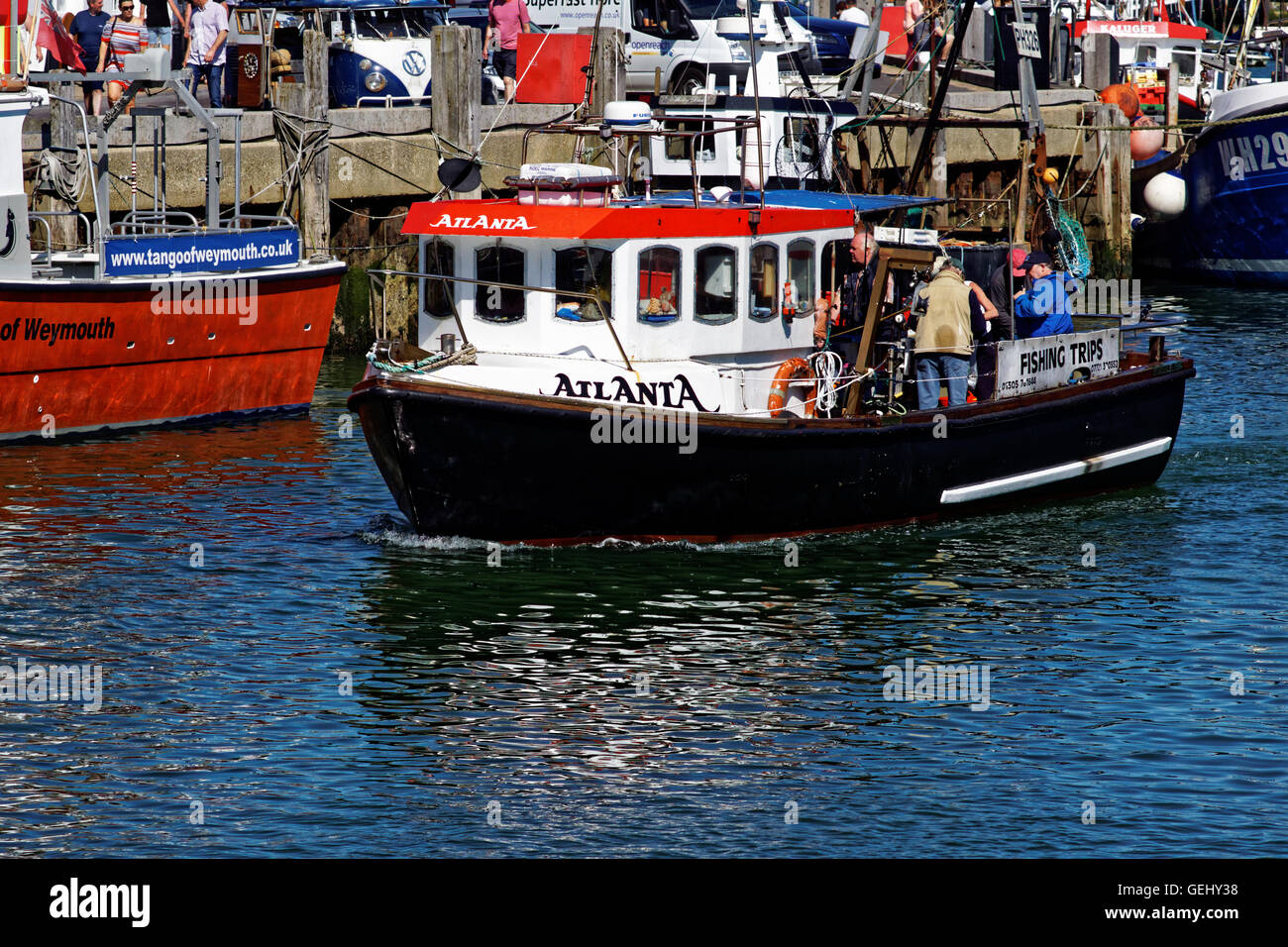 Barca da pesca di ritorno al porto di Weymouth Dorset Foto Stock