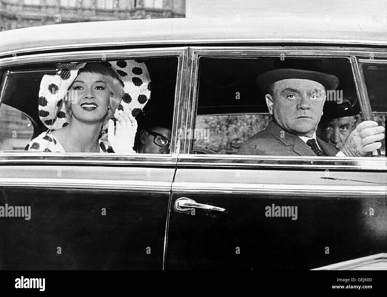 Liselotte Pulver, James Cagney Ingeborg (Liselotte Pulver) soll fuer MacNamara (James Cagney) die Russen becircen. *** Caption locale *** 1961, Uno, Due, Tre, Eins, Zwei, Drei Foto Stock