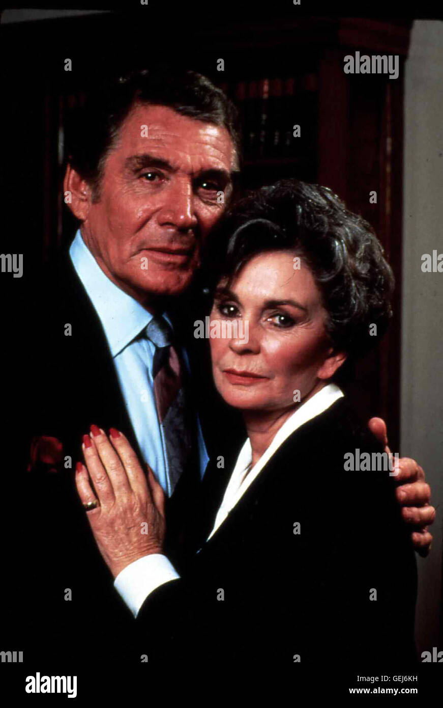 Gene Barry, Jean Simmons Obwohl Laura (Jean Simmons) und Glen (Gene Barry) immer wieder seine Unschuld beteuern, entdeckt Perry Mason dunkle Punkte in der Vergangenheit der beiden. *** Caption locale *** 1987, Perry Mason: il caso dell'amore perduto, Perry Foto Stock