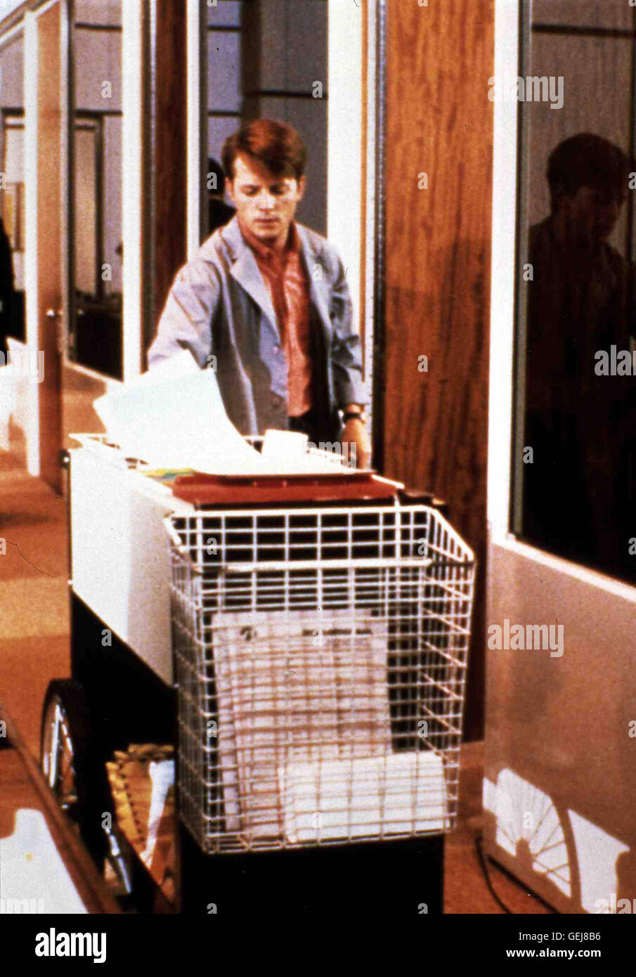 Michael J. Fox Brantley (Michael J. Fox) hetzt staendig zwischen Postabteilung und Managerbuero hin und lei. *** Caption locale *** 1987, segreto del mio successo, Das Geheimnis Meines Erfolges Foto Stock