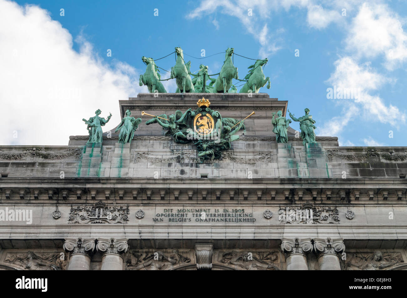 Quadriga e il piedistallo del porticato neoclassico du Cinquantenaire arco trionfale a Bruxelles, in Belgio. Foto Stock