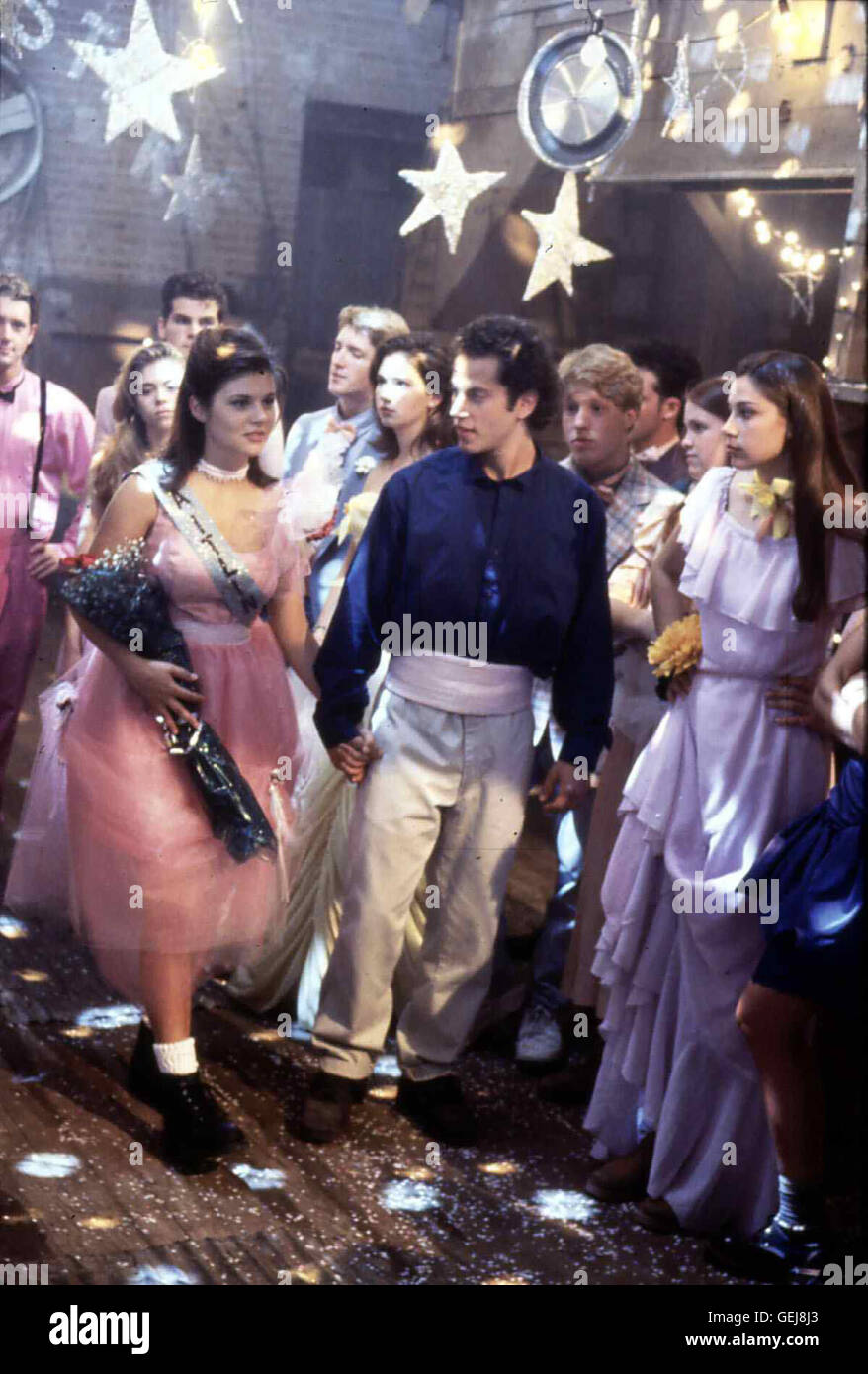 Tiffani-Amber Thiessen, David Lipper Um zur In-Clique 'equipaggio' am Lockhart College zu gehören, würde Caitlin Rose (Tiffani-Amber Thiessen,l) alles tun. Als die "crew" ihr endlich anbietet, Mitglied zu werden, lernt sie Jace (David Lipper kennen). Als er sich un sie ran macht und sie sich wehrt, vergewaltigt er sie.Caption locale *** 1995, ha combattuto da soli, Missbrauchte Traeume - Ein adolescente Klagt un Foto Stock