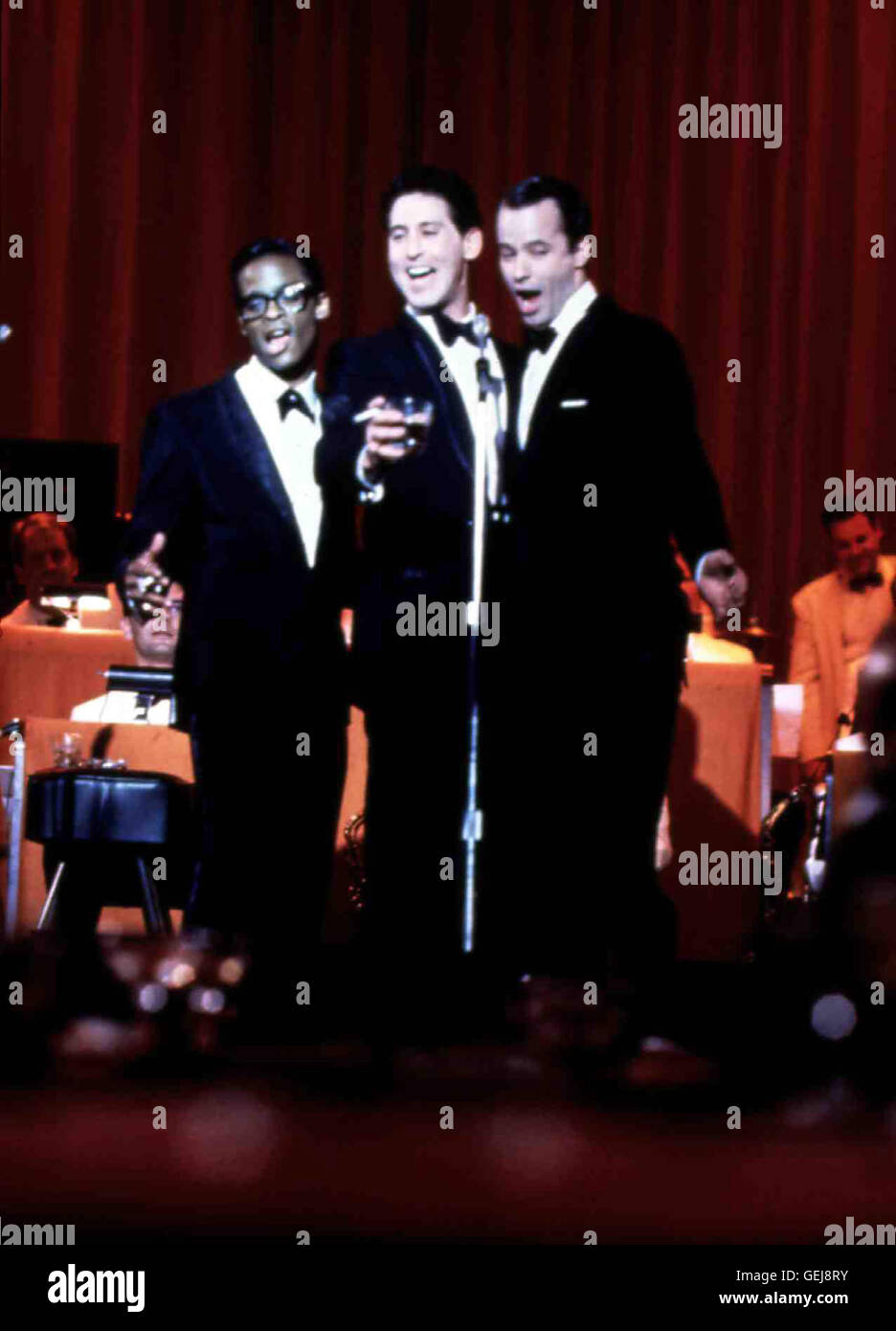 David Raynr, Danny Gans, Philip Casnoff Frank Sinatra (Philip Casnoff, r) zusammen mit Sammy Davis Jr. (David Raynr, l) und Dean Martin Danny Gans, m) auf der BÃ¼hne. *** Caption locale *** 1992, Sinatra, Frank Sinatra - Der Weg an die Spitze Foto Stock