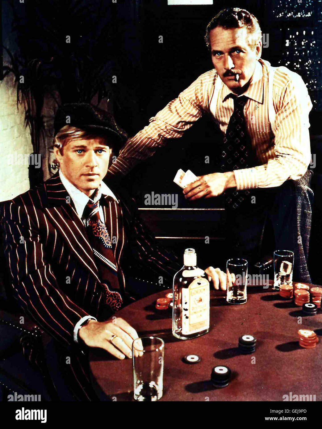 Il pungiglione - Robert Redford, Paul Newman Johnny (Robert Redford) und Henry (Paul Newman) tuefteln ihren piano raffinierten aus. *** Caption locale *** 1973, 1970er, settanta, alcol, moda, cinema, Gin, Gordons, Kappe, Mütze, Roulette, Sting, la, alcool, cappuccio, Der Clou Foto Stock