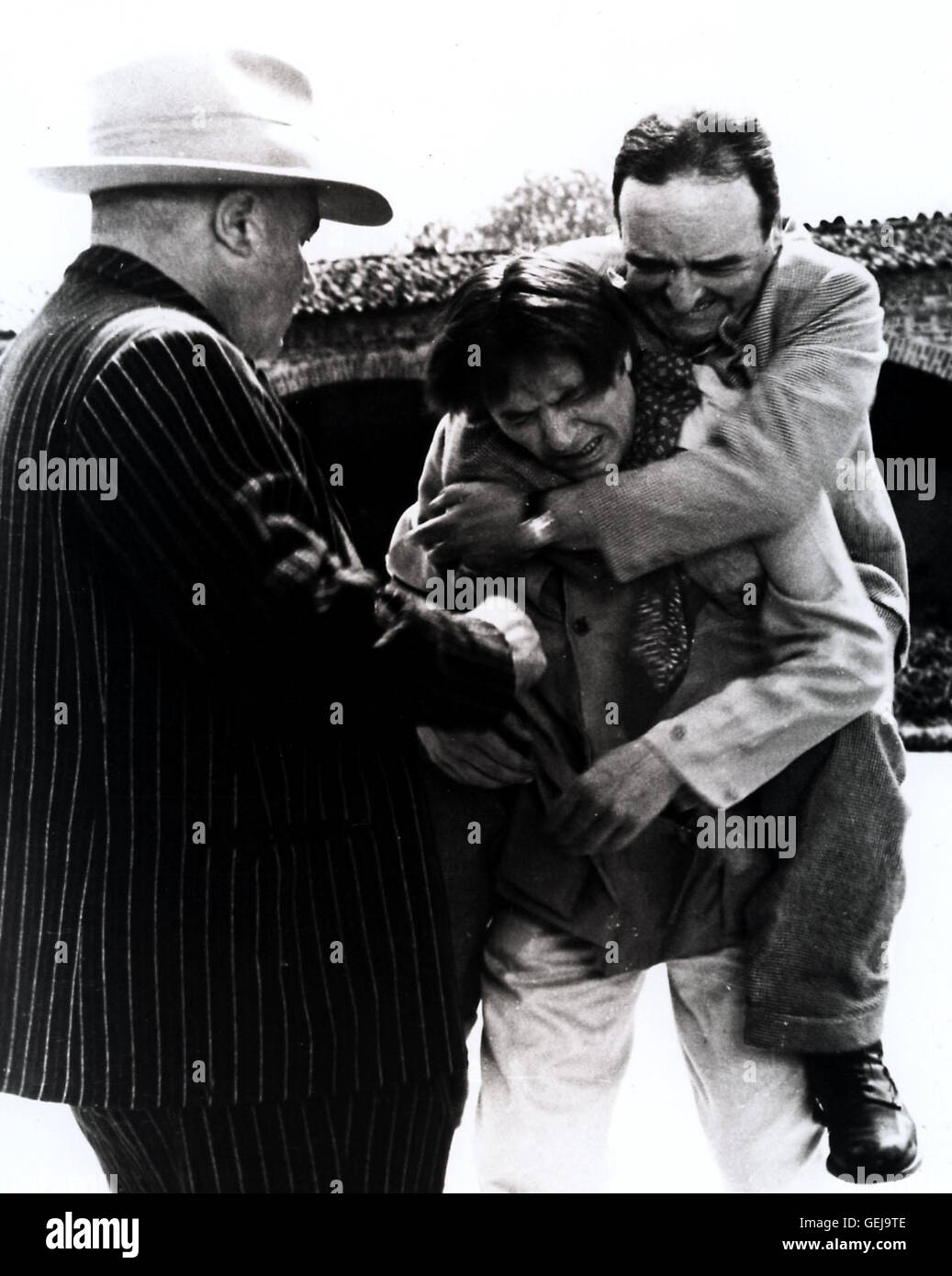 Giulio Brogi Bei seinen Nachforschungen macht Athos Magnani (Giulio Brogi, m) eine unglaubliche Entdeckung. *** Caption locale *** 1969, Strategia del ragno, Strategie der Spinne Foto Stock