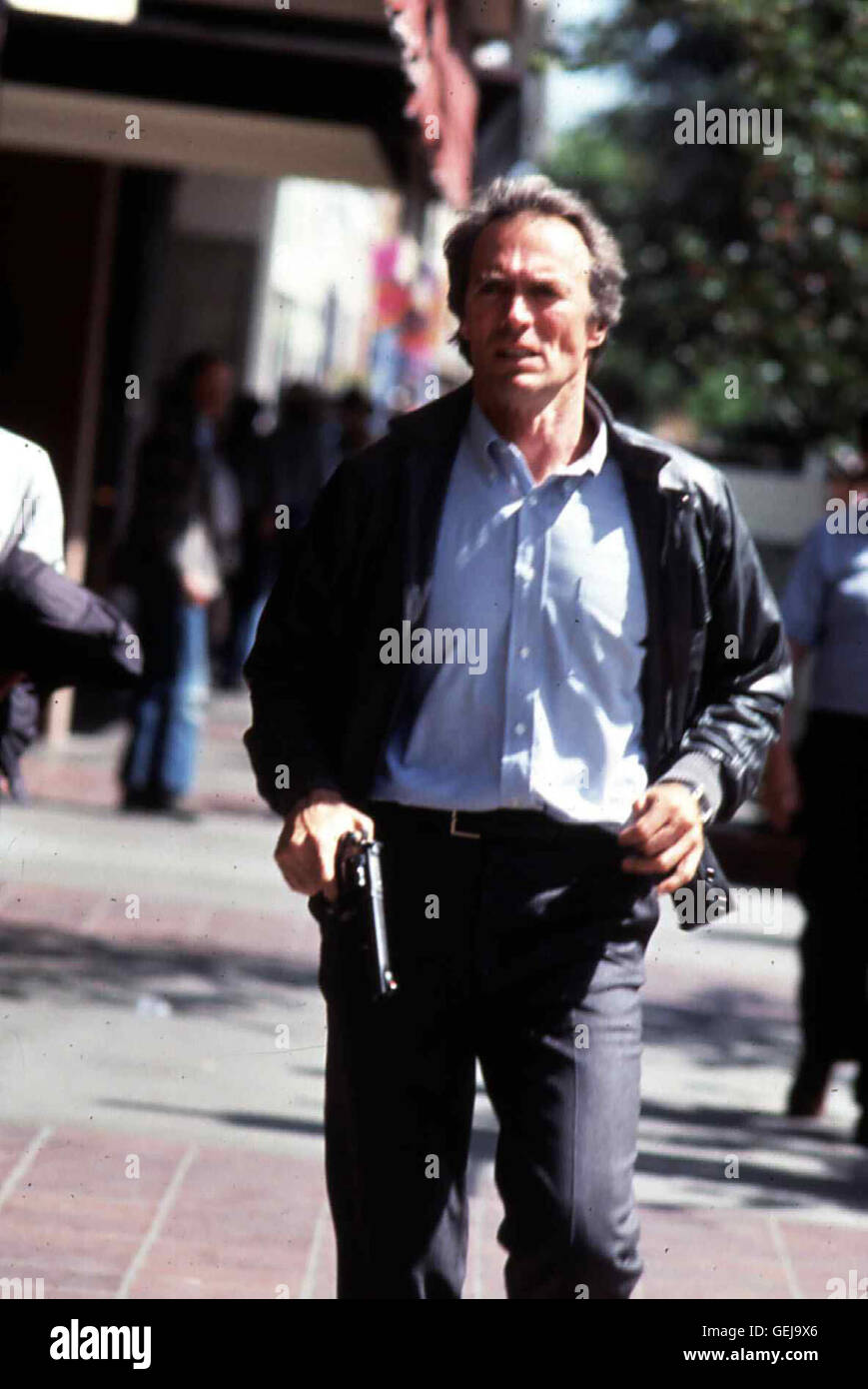 Clint Eastwood Der knallharte und erfolgreiche Inspektor Callahan (Clint Eastwood) jagt die brutalen Vergewaltiger zweier Frauen. *** Caption locale *** 1983, impatto improvviso, sporco Harry Kommt Zurueck Foto Stock