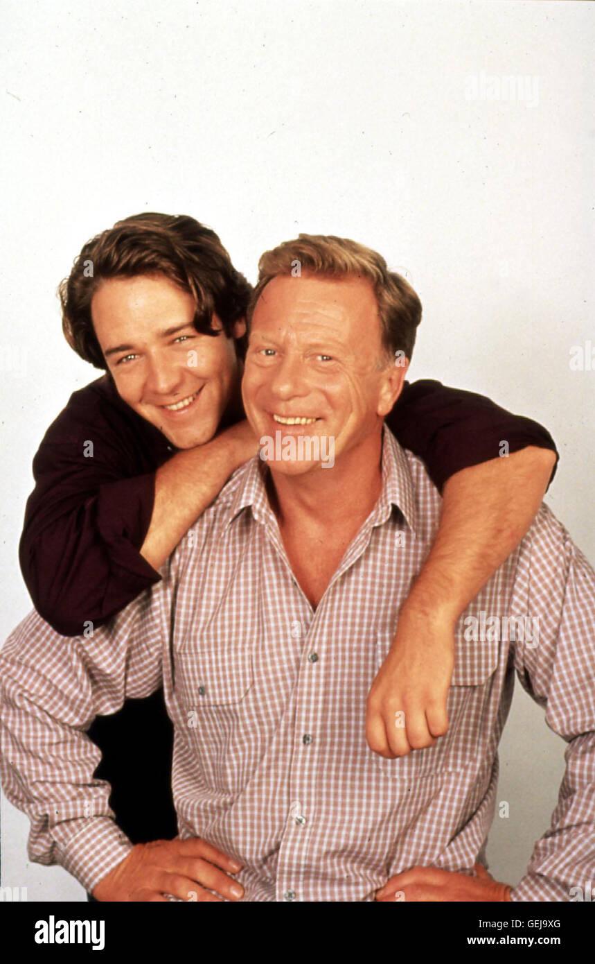 Russell Crowe, Jack Thompson Nachdem seine Mutter verstorben ist, lebt Jeff (Russell Crowe) zusammen mit seinem Vater Harry (Jack Thompson) a Sydney. Ihr gutes Verhaeltnis zueinander ist von Toleranz und Offenheit gepraegt. Così akzeptiert Harry, dass sei Foto Stock