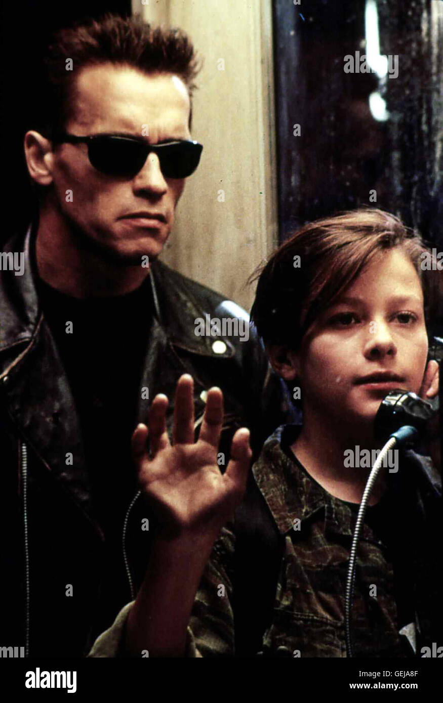Arnold Schwarzenegger, Edward Furlong Der 10-jaehrige John Connor (Edward Furlong,r) soll von einem hochentwickelten Roboter aus der Zukunft getoetet werden. Der terminatore (Arnold Schwarzenegger) eilt ihm zu Hilfe. *** Caption locale *** 1991, terminato Foto Stock