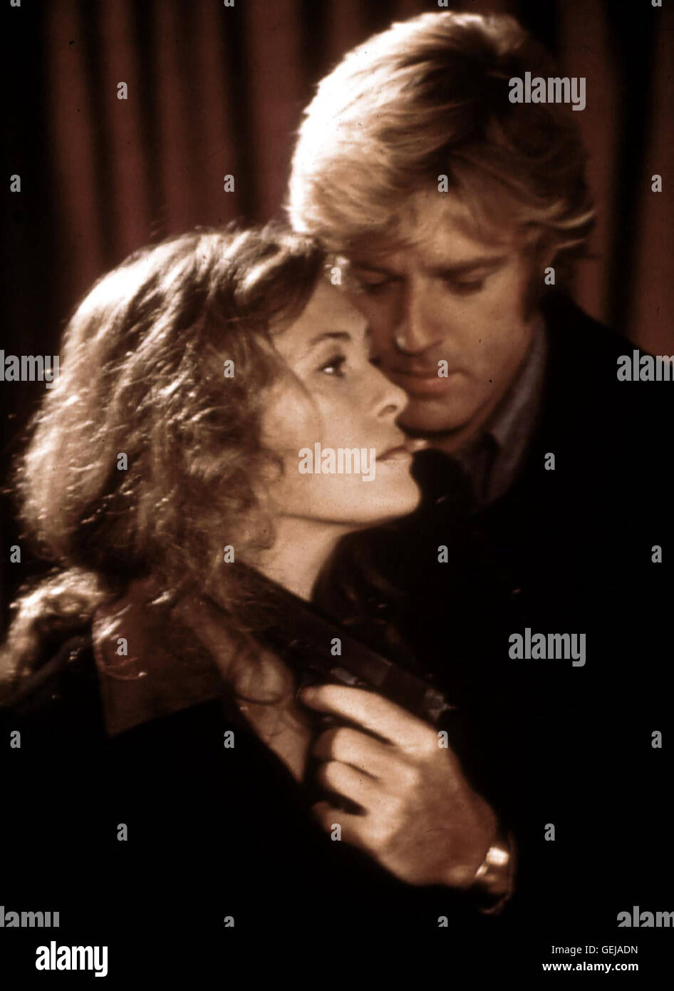 Robert Redford Joe (Robert Redford) hat keine Erklaerung fuer die Ermordung circuizione sieben Kollegen und sucht verzweifelt nach Gruenden und den Killern. Er gewinnt Kathys Vertrauen und schliesslich verlieben sie sich eineinander. *** Caption locale.19 Foto Stock