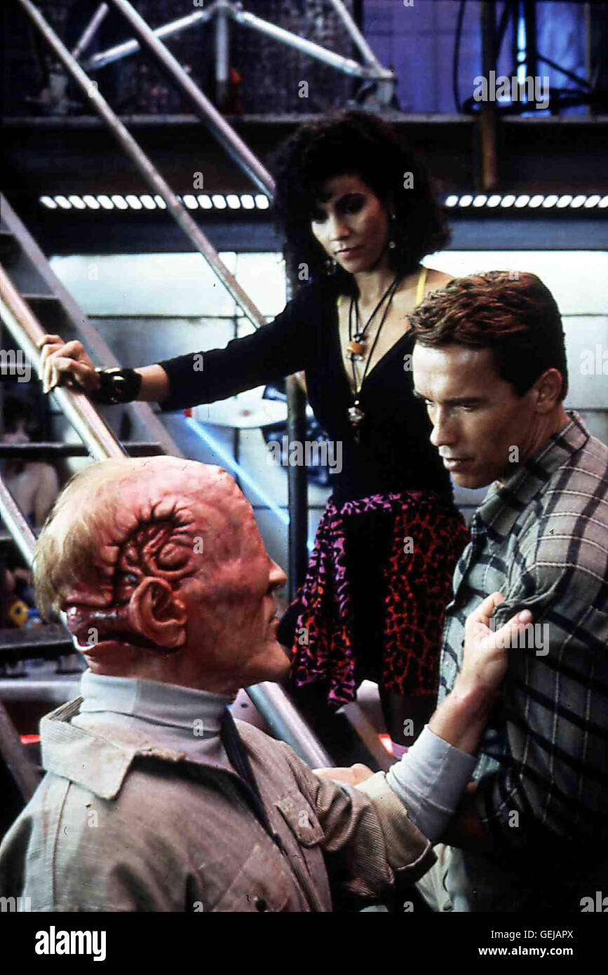 Dean Norris, Rachel Ticotin, Arnold Schwarzenegger auf dem Mars wird Quaid (Arnold Schwarzenegger,r) von dem Tony Mutanten (Dean Norris,l) begruesst. Melina (Rachel Ticotin) kennt Quaid ebenfalls. *** Caption locale *** 1990, Richiamo totale, Die Totale Eri Foto Stock