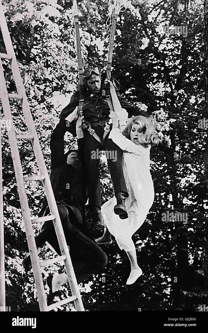 Philippe Noiret, Henri Garcin, Catherine Deneuve Gegen Ende des Zweiten Weltkrieges lebt Marie (C. Deneuve) mit ihrem Mann Jerome (P. Noiret,l) in einem Schloss in der Normandie. Das Landleben langweilt sie. Das ändert sich schlagartig, als der Widerstandskämpfer Julien (H. Garcin) in ihrem Garten landet. *** Caption locale *** 1965, Vie de Chateau, La, Leben Im Schloss Foto Stock