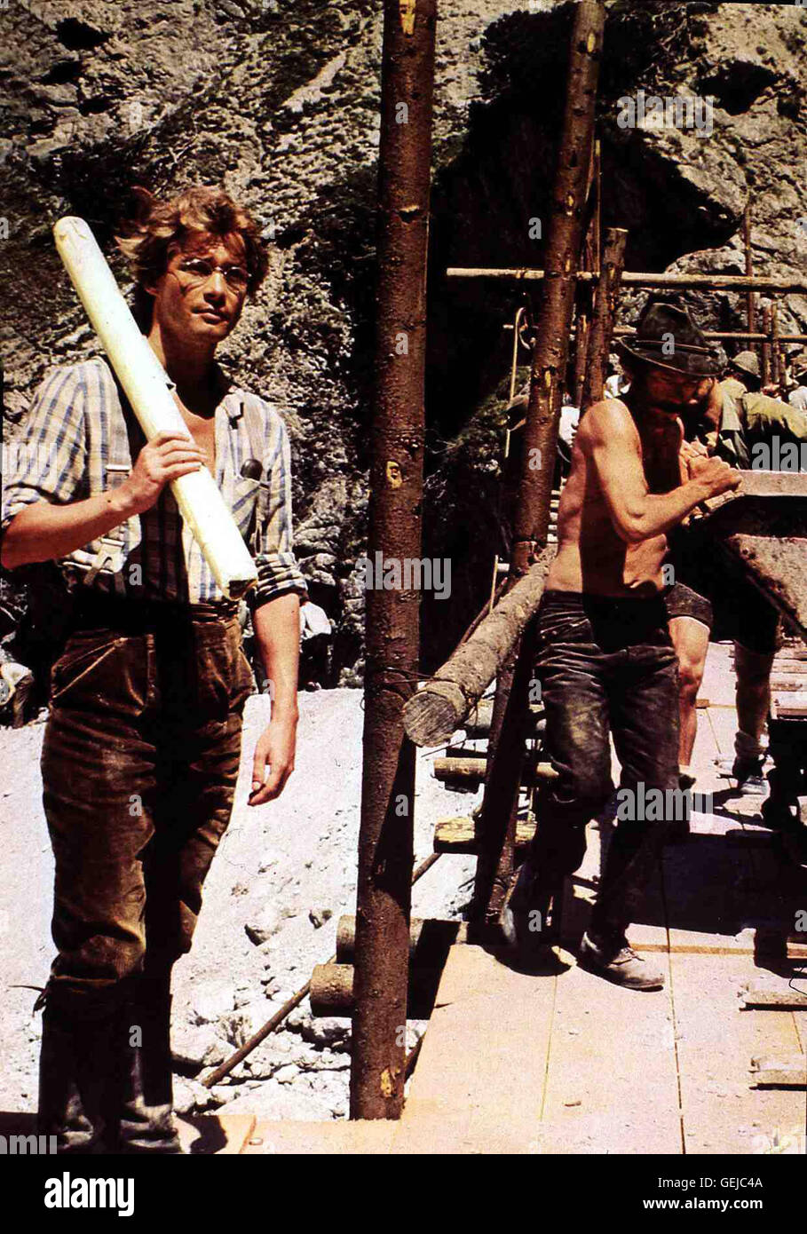 Alexander Stephan Weil der Bau des Staudammes die Umsiedlung der Dorfbewohner erfordert, hat Ingenieur Ambros Lutz (Alexander Stephan,l) Feinde ... *** Caption locale *** 1977, Waldrausch, Waldrausch Foto Stock