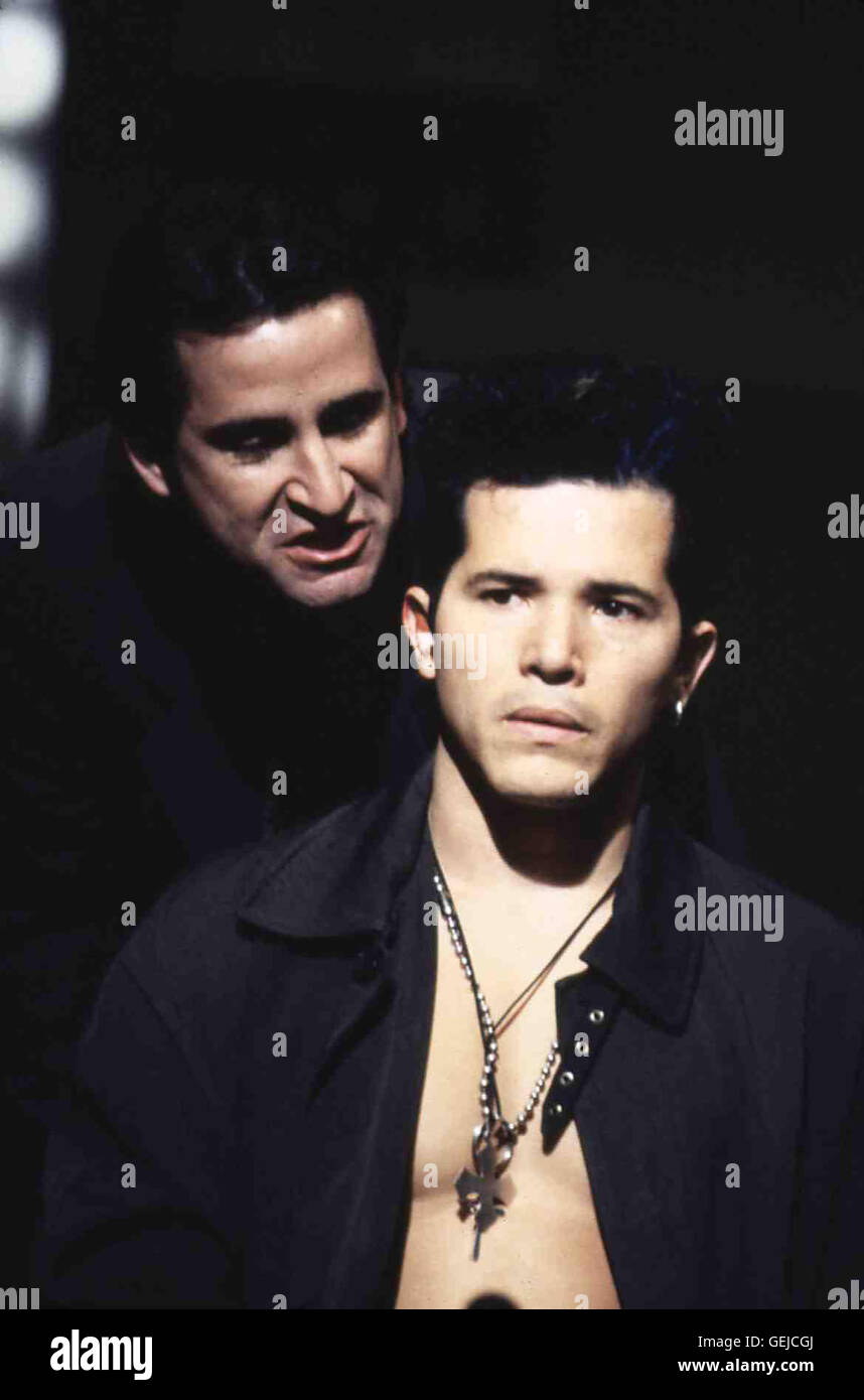 Anthony LaPaglia, John Leguizamo Detective Morgenstern (Anthony LaPaglia, l) nimmt den verdaechtigen New Yorker Maler 'Fast Johnny C' (John Leguizamo) Kreuzverhoer ins. Kurze Zeit spaeter ist der Polizist tot. *** Caption locale *** 1992, sussurra in D Foto Stock