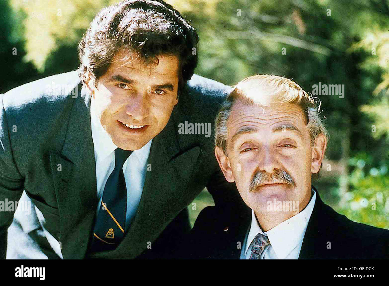 John Orcsik, Jon Finlayson Der Zoo-Direktor Ken Bennett (Giovanni Orcsik) mit Sir Thomas Spencer (Jon Finlayson), einem spendablen FÃ¶rderer des giardini zoologici. *** Caption locale *** 1985, Zoo Family, Zoo-Abenteuer Foto Stock