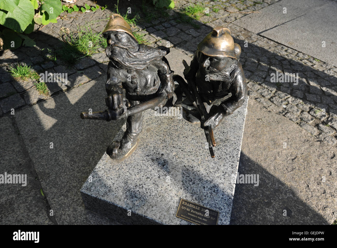 Uno di Wrocław più popolari e iconiche attrazioni - una nana duo - improbabile simbolo di uno di Polonia la più pittoresca città. Foto Stock