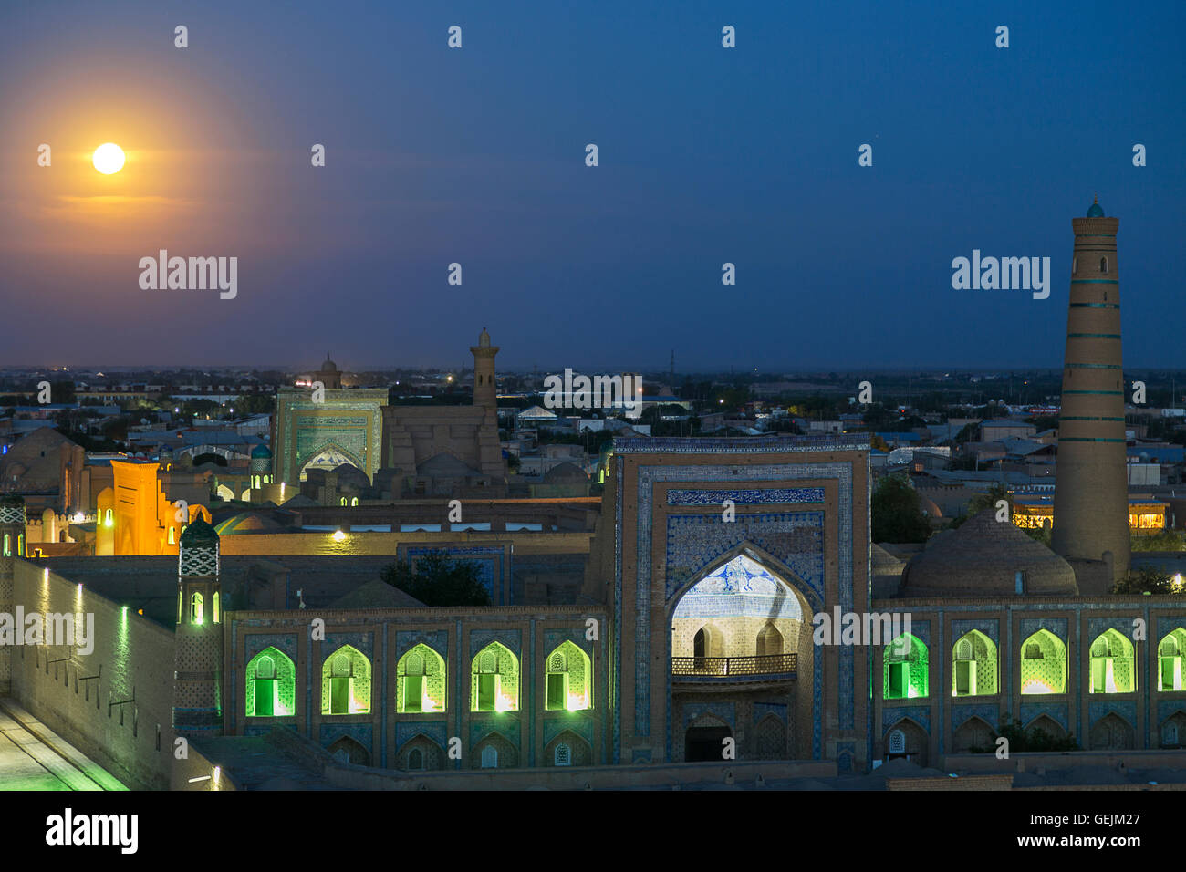 Full Moon Rising sopra la città di Khiva in Uzbekistan. Foto Stock