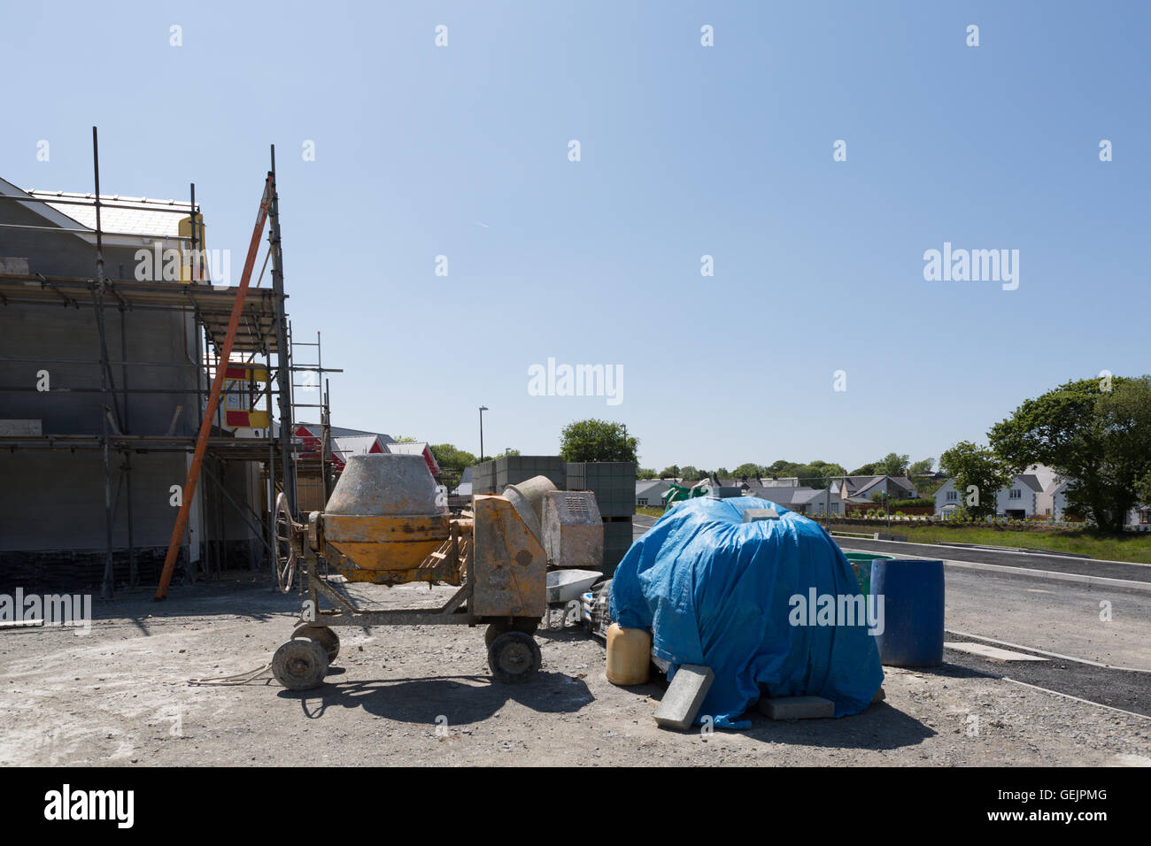 Un edificio sito su una proprietà di case moderne Foto Stock