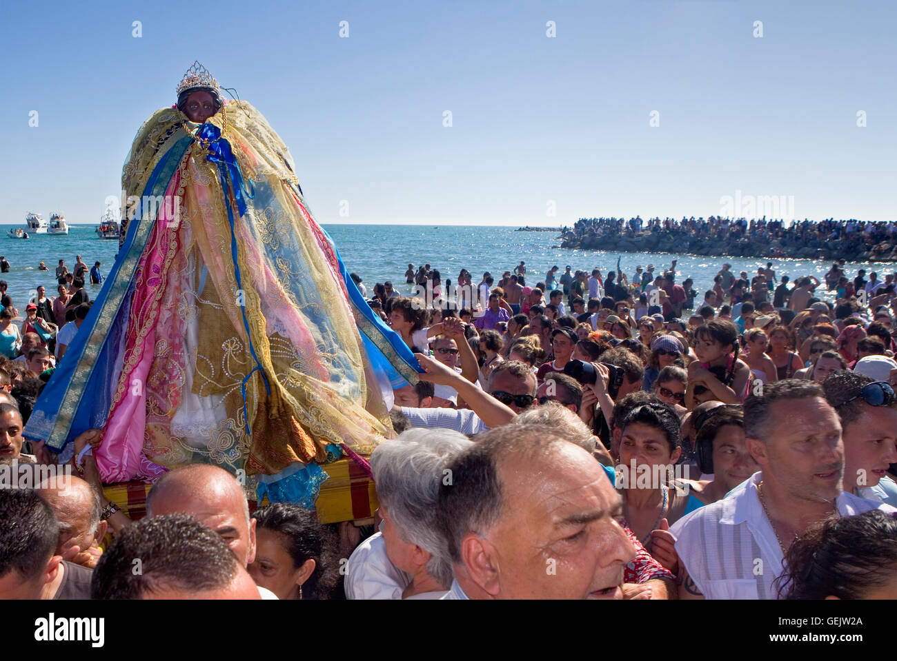 Sainte Sara.La benedizione al mare.Durante la processione annuale pellegrinaggio gitani a Les Saintes Maries de la Mer (maggio),Camargue, Bouches du Foto Stock