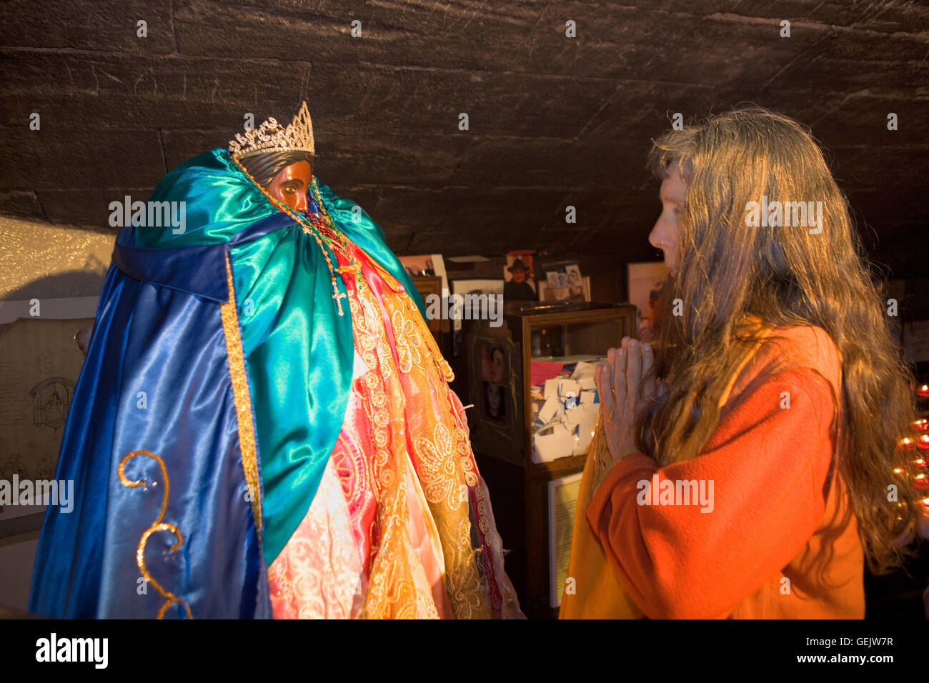 Pellegrino pregando per Sainte Sara in nella cripta della chiesa.gipsy annuale pellegrinaggio a Les Saintes Maries de la Mer (maggio),Camargue, Foto Stock