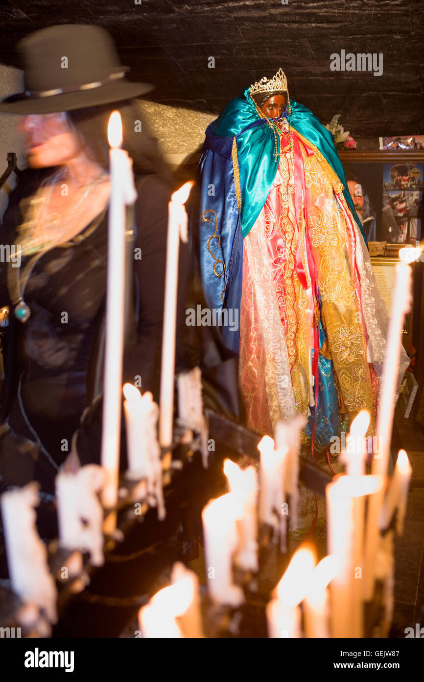 Sainte Sara (patrono degli Zingari).La cripta della chiesa.gipsy annuale pellegrinaggio a Les Saintes Maries de la Mer (maggio),Camargue, Foto Stock