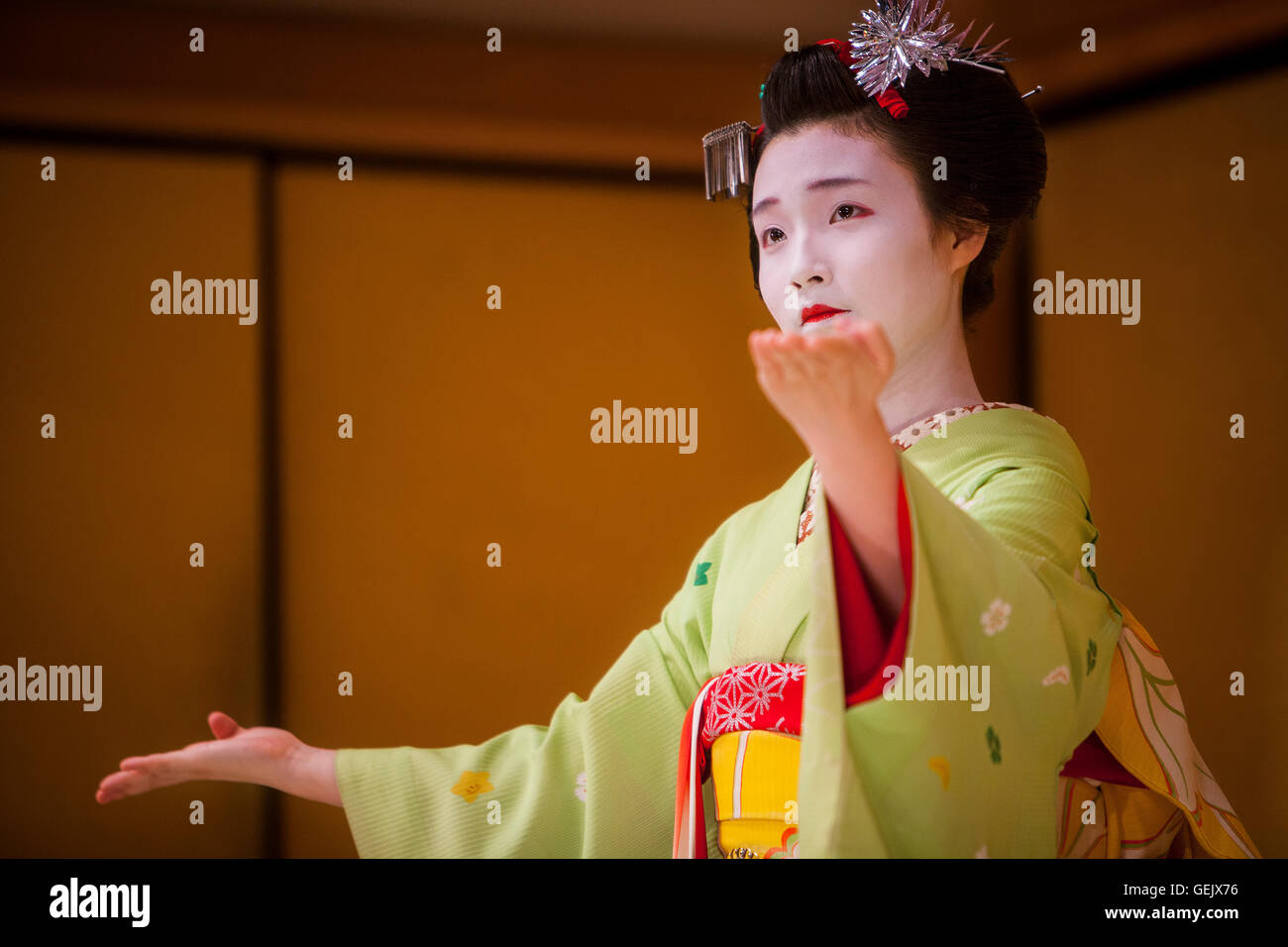 Mostra di Maiko si,(geisha apprendisti)interpretano Kyomai, è una danza di Kyoto,a Gion Kobu Kaburenjo, geisha il quartiere di Gion, ,Ky Foto Stock