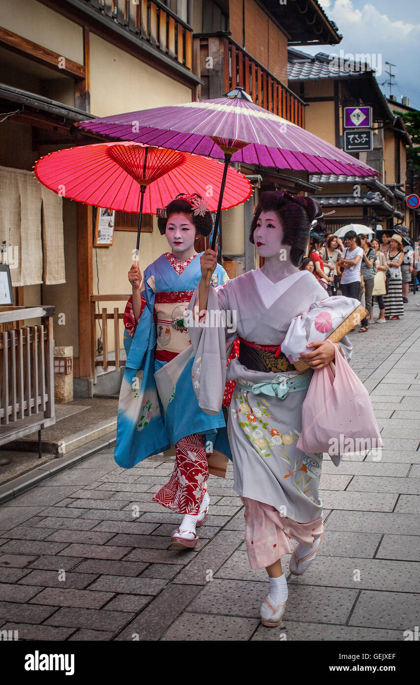 La Geisha e 'maiko' (geisha apprendista) in Hanamikoji dori street.Geisha il quartiere di Gion.Kyoto. Kansai, Giappone. Foto Stock