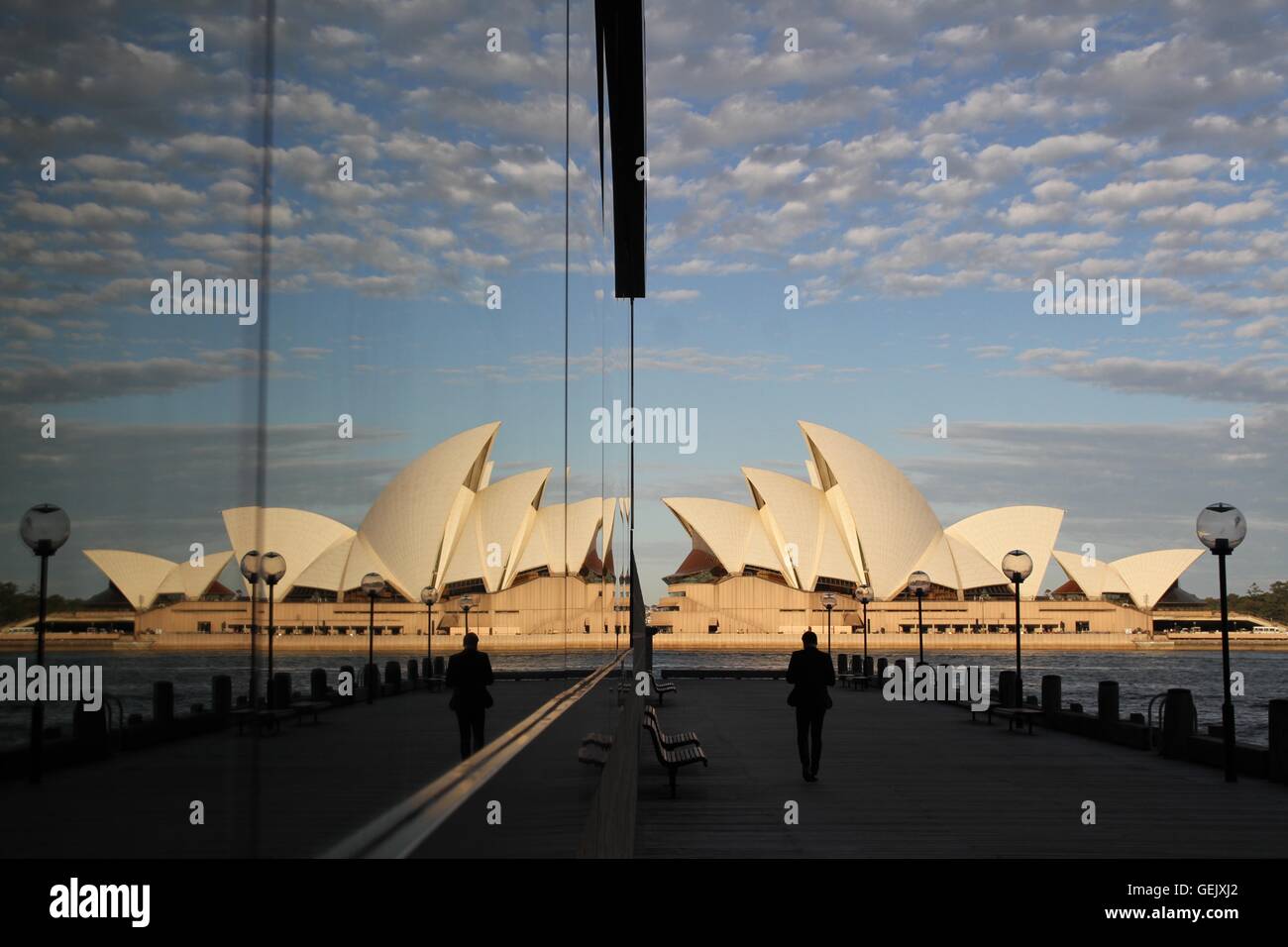 La Sydney Opera House e la riflessione. Foto Stock