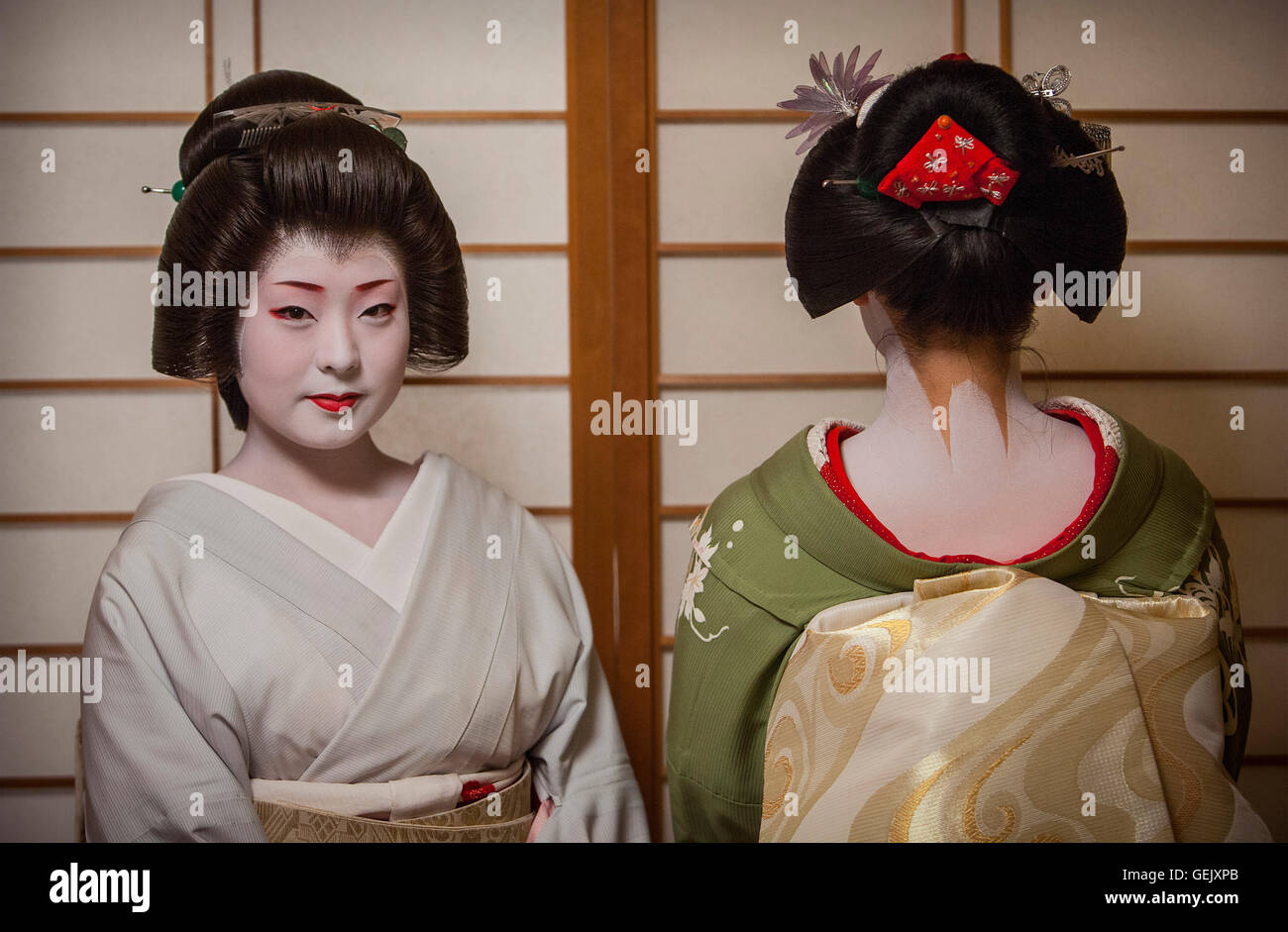 Fukuyu,geisha e Fukukimi,'maiko' (geisha apprendista). Da Ishihatsu okiya (geisha house).Geisha's distric di Miyagawacho.Kyot Foto Stock