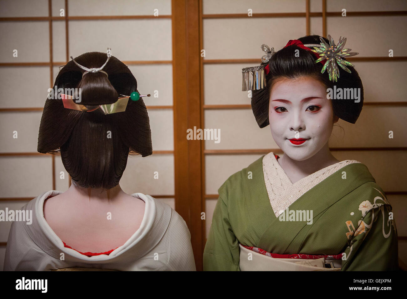 Fukuyu,geisha e Fukukimi,'maiko' (geisha apprendista). Da Ishihatsu okiya (geisha house).Geisha's distric di Miyagawacho.Kyot Foto Stock