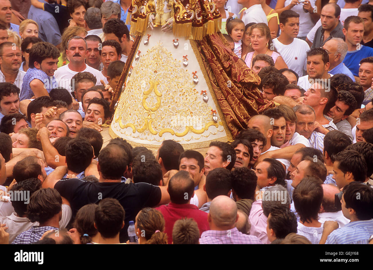 Pellegrini sotto il pesante fardello del Blanca Paloma,Vergine di El Rocio,Romería pellegrinaggio,speciale processione,una volta ogni sette y Foto Stock