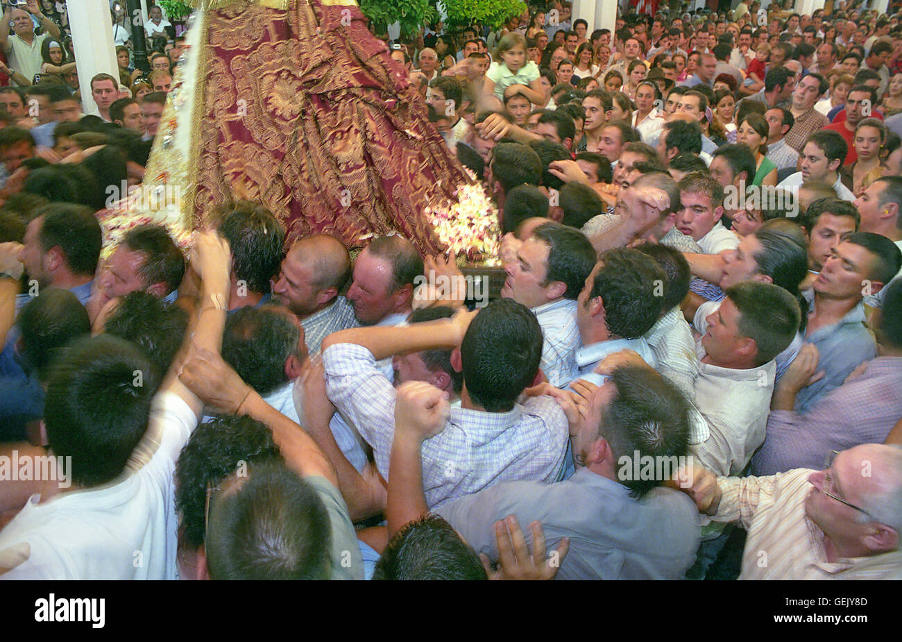 Pellegrini sotto il pesante fardello del Blanca Paloma, El Rocío Romería pellegrinaggio,speciale processione,una volta ogni sette anni il Foto Stock
