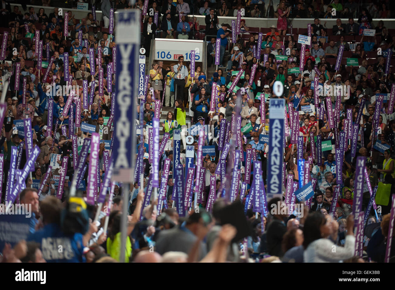 Philadelphia, Stati Uniti d'America. Xxv Luglio, 2016. Convenzione Nazionale Democratica in Philadelphia.migliaia di delegati rally e il tifo per Michelle Obama con 'Michelle' signage Credito: Don Mennig/Alamy Live News Foto Stock