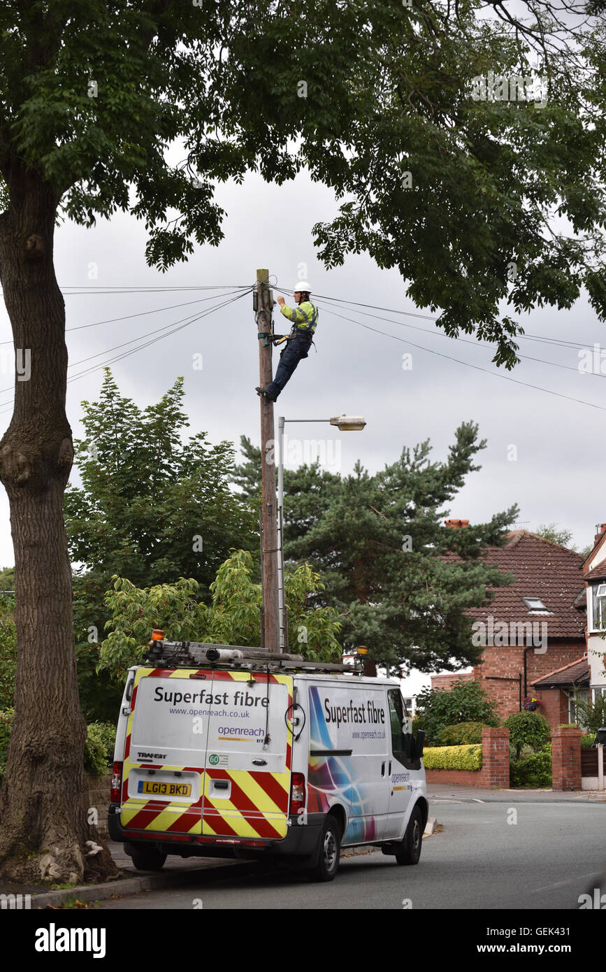 Manchester REGNO UNITO 26 LUGLIO 2016 UN TECNICO BT funziona su cavi telefonici in Didsbury, South Manchester il giorno quando una relazione da parte dell'UFCOM consiglia che BT Openreach deve diventare una società distinta all'interno del gruppo BT per garantire un più rapido e affidabile il servizio a banda larga per i clienti. Credito: Giovanni friggitrice/Alamy Live News Foto Stock