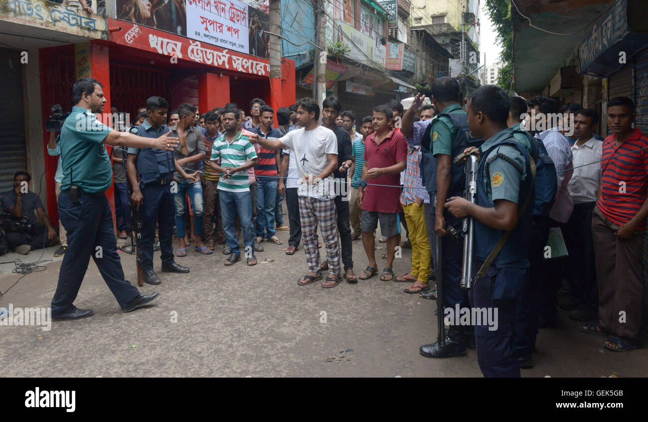 Dacca in Bangladesh. 26 Luglio, 2016. Poliziotti di bloccare il sito dove nove militanti sospetti sono stati uccisi a Dhaka, nel Bangladesh, il 26 luglio 2016. Nove militanti sospetti sono stati uccisi come Bangladesh legge esecutori il martedì hanno condotto un raid su un nascondiglio di banditi outfit islamista Jamaatul Mujahideen Bangladesh (JMB) nella capitale Dhaka, detto paese capo della polizia. Credito: Shariful Islam/Xinhua/Alamy Live News Foto Stock