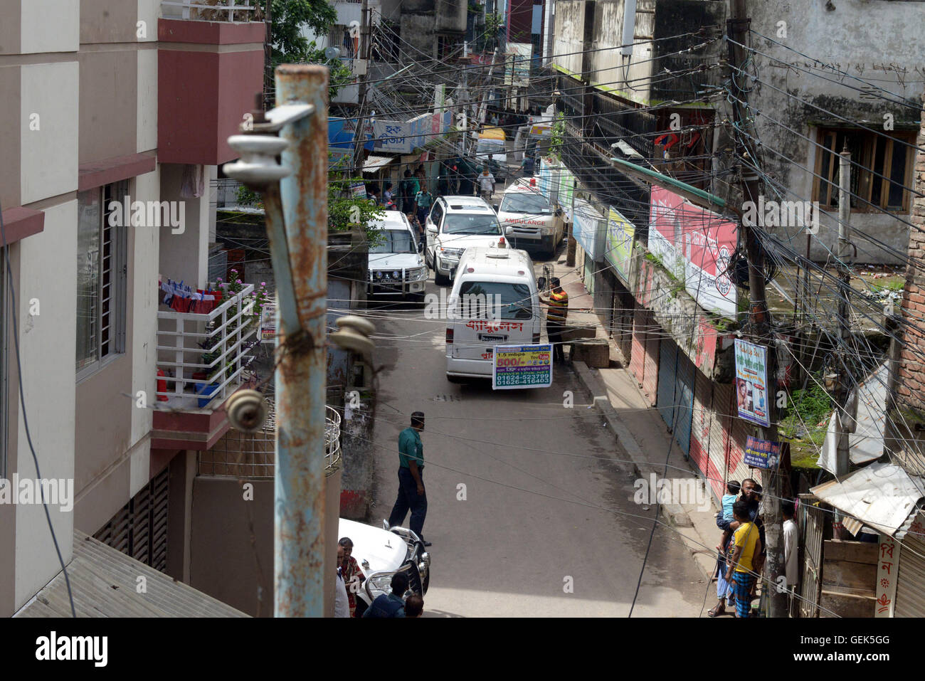 Dacca in Bangladesh. 26 Luglio, 2016. Le ambulanze si riuniranno presso il sito dove nove militanti sospetti sono stati uccisi a Dhaka, nel Bangladesh, il 26 luglio 2016. Nove militanti sospetti sono stati uccisi come Bangladesh legge esecutori il martedì hanno condotto un raid su un nascondiglio di banditi outfit islamista Jamaatul Mujahideen Bangladesh (JMB) nella capitale Dhaka, detto paese capo della polizia. Credito: Shariful Islam/Xinhua/Alamy Live News Foto Stock