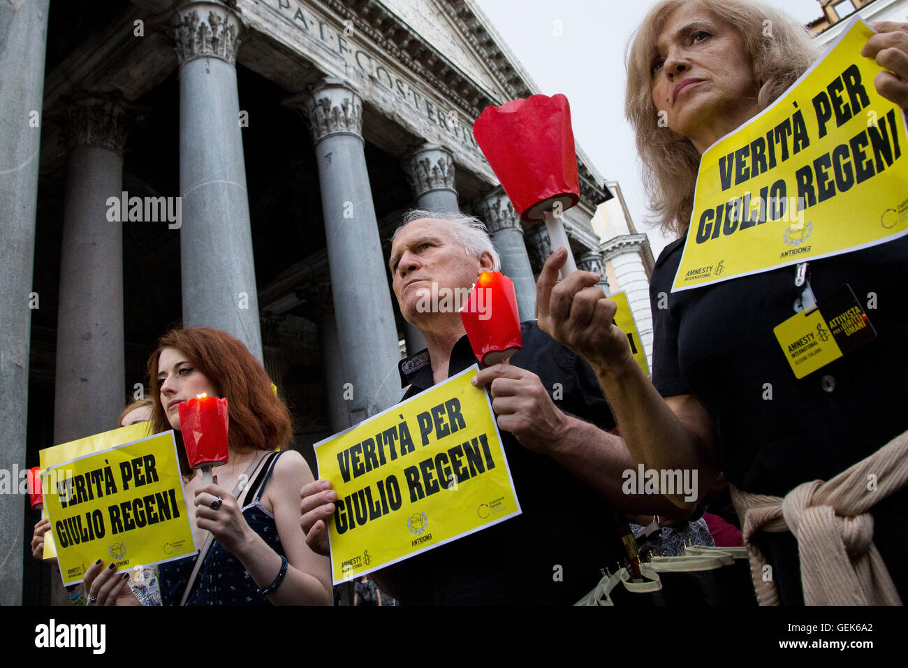 Roma, 25 Luglio - lunedì una manifestazione ha ribadito la chiamata per la verità e la giustizia in la tortura e la morte di Giulio Regeni al Cairo, sei mesi sono passati da quando il ragazzo italiano è scomparso e decine di torce in Pantheon erano illuminate a 19:41, il tempo esatto quando Giulio Regeni andava perso al Cairo il 25 gennaio 2016. Credito: Danilo Campailla/Alamy Live News Foto Stock