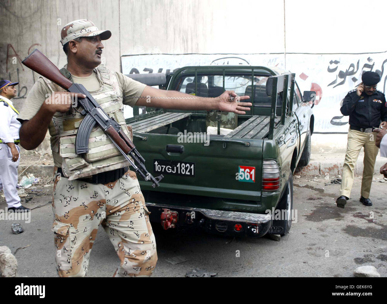 Karachi. 26 Luglio, 2016. Un soldato pakistano sta di guardia oltre ad un esercito veicolo presso il sito di un attacco nel sud del Pakistan città portuale di Karachi il 26 luglio 2016. Almeno due soldati dell esercito pakistano sono stati uccisi da uomini armati sconosciuti martedì pomeriggio nel paese più meridionale della città portuale di Karachi, hanno detto i funzionari. Credito: Masroor/Xinhua/Alamy Live News Foto Stock