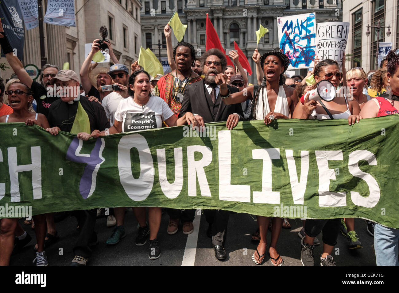 Philadelphia, Pennsylvania, USA. Xxv Luglio, 2016. Il dott. Cornel West conduce il mese di marzo per la nostra vita. Il mese di marzo è in segno di protesta per la nomina di Hillary Clinton alla Convenzione Nazionale Democratica e si compone di una coalizione del partito dei Verdi attivisti, Bernie Sanders sostenitori, anarchici, socialisti e altri. © Christopher Occhicone/ZUMA filo/Alamy Live News Foto Stock