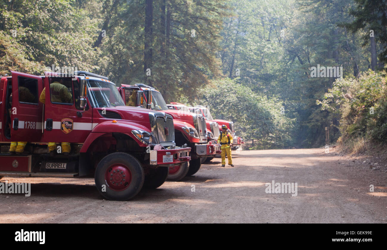 Monterey, CA, Stati Uniti d'America. 26 Luglio, 2016. Motori CalFire linea Palo Colorado Road, Monterey, CA come si preparano a fare la struttura di protezione a Camp Pico Blanco Boy Scout Camp. Il Soberanes fuoco nella contea di Monterey aumentato a 23.500 acri e abbiamo soggiornato al 10% il contenimento martedì 26 luglio 2016. A causa del fumo non sgombrare nessun aereo è stato in grado di fornire aiuto con contenente l'incendio. Credito: Marty Bicek/ZUMA filo/Alamy Live News Foto Stock