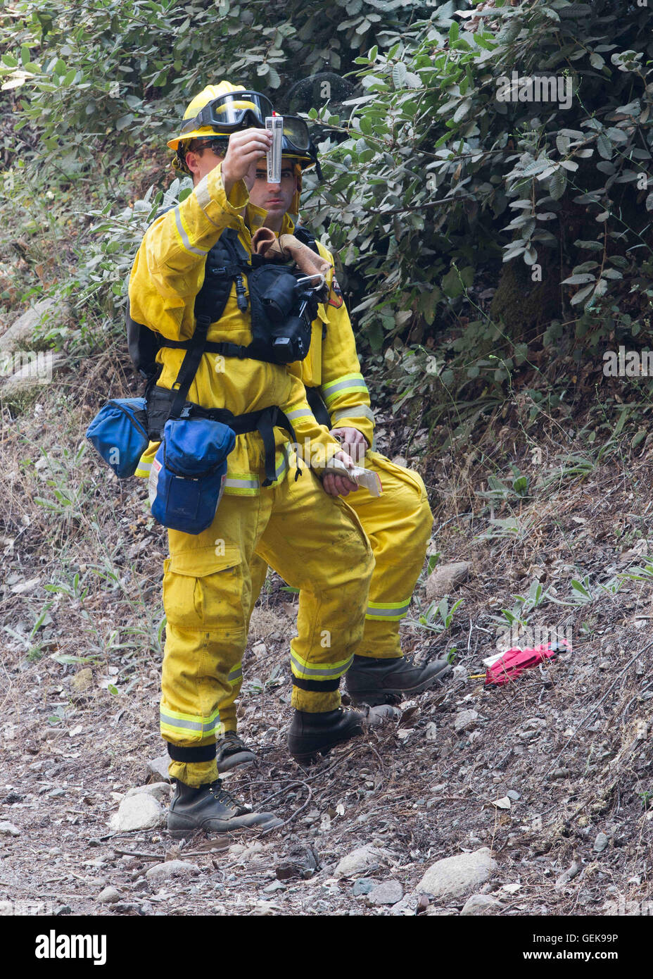 Monterey, CA, Stati Uniti d'America. 26 Luglio, 2016. Tom Newt di CalFire controlla il meteo prima di impostazione per la struttura di protezione a Camp Pico Blanco Boy Scout Camp. Il Soberanes fuoco nella contea di Monterey aumentato a 23.500 acri e abbiamo soggiornato al 10% il contenimento martedì 26 luglio 2016. A causa del fumo non sgombrare nessun aereo è stato in grado di fornire aiuto con contenente l'incendio. Credito: Marty Bicek/ZUMA filo/Alamy Live News Foto Stock