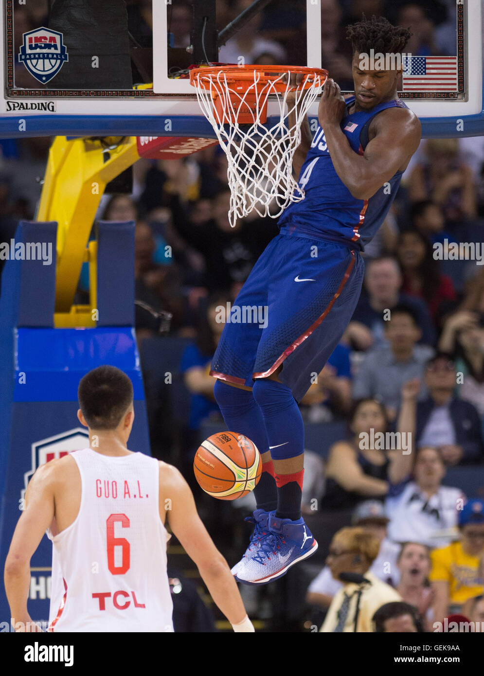 Oakland, Stati Uniti d'America. 26 Luglio, 2016. Jimmy Butler (R) DEGLI STATI UNITI D'AMERICA schiacciate la palla durante una partita amichevole contro la Cina presso la Oracle Arena di Oakland, California, Stati Uniti, 26 luglio 2016. © Yang Lei/Xinhua/Alamy Live News Foto Stock