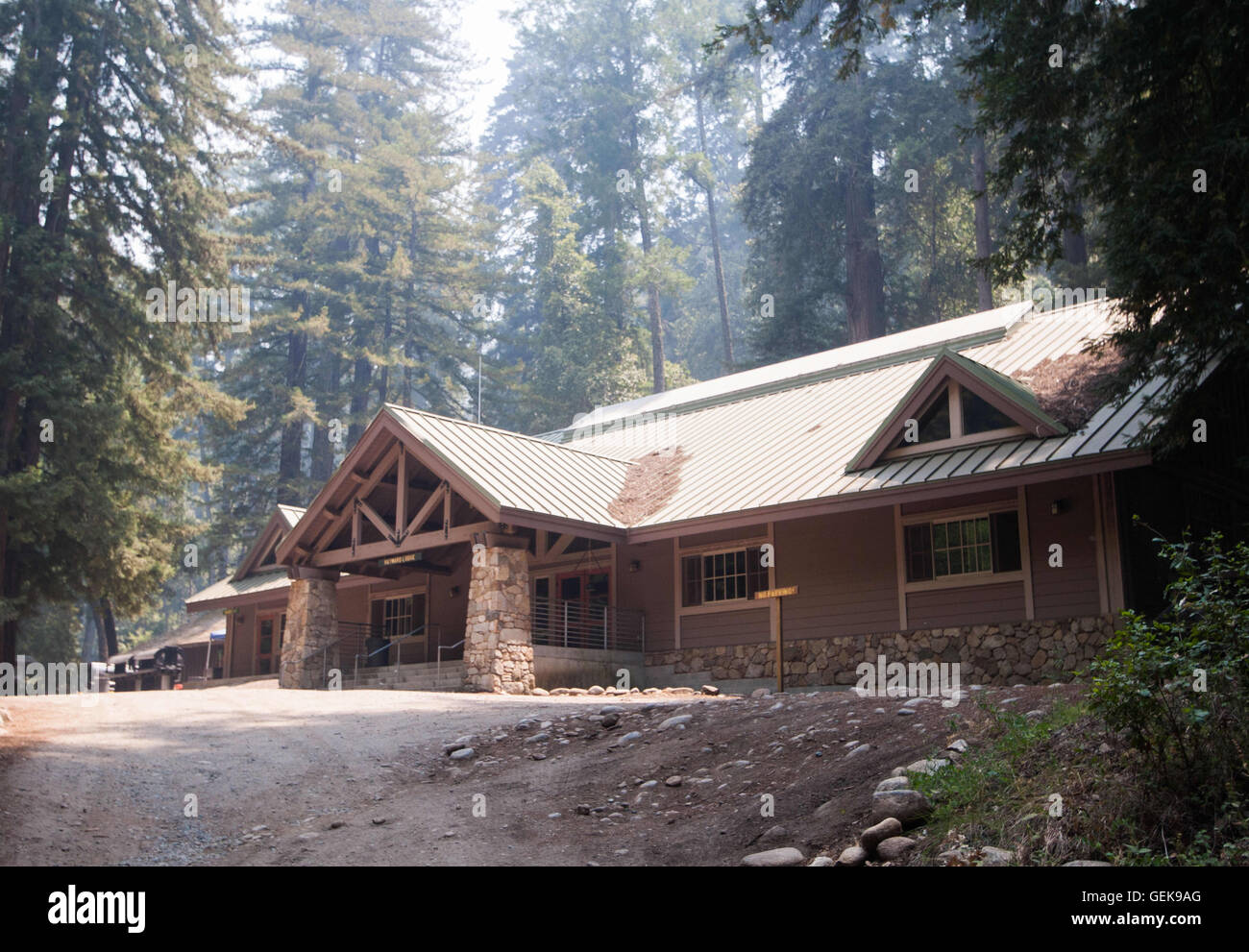 Monterey, CA, Stati Uniti d'America. 26 Luglio, 2016. Camp Pico Blanco Boy Scout Camp sul palo stradale di Colorado, Monterey, CA è in linea di fuoco. Il Soberanes fuoco nella contea di Monterey aumentato a 23.500 acri e abbiamo soggiornato al 10% il contenimento martedì 26 luglio 2016. A causa del fumo non sgombrare nessun aereo è stato in grado di fornire aiuto con contenente l'incendio. Credito: Marty Bicek/ZUMA filo/Alamy Live News Foto Stock