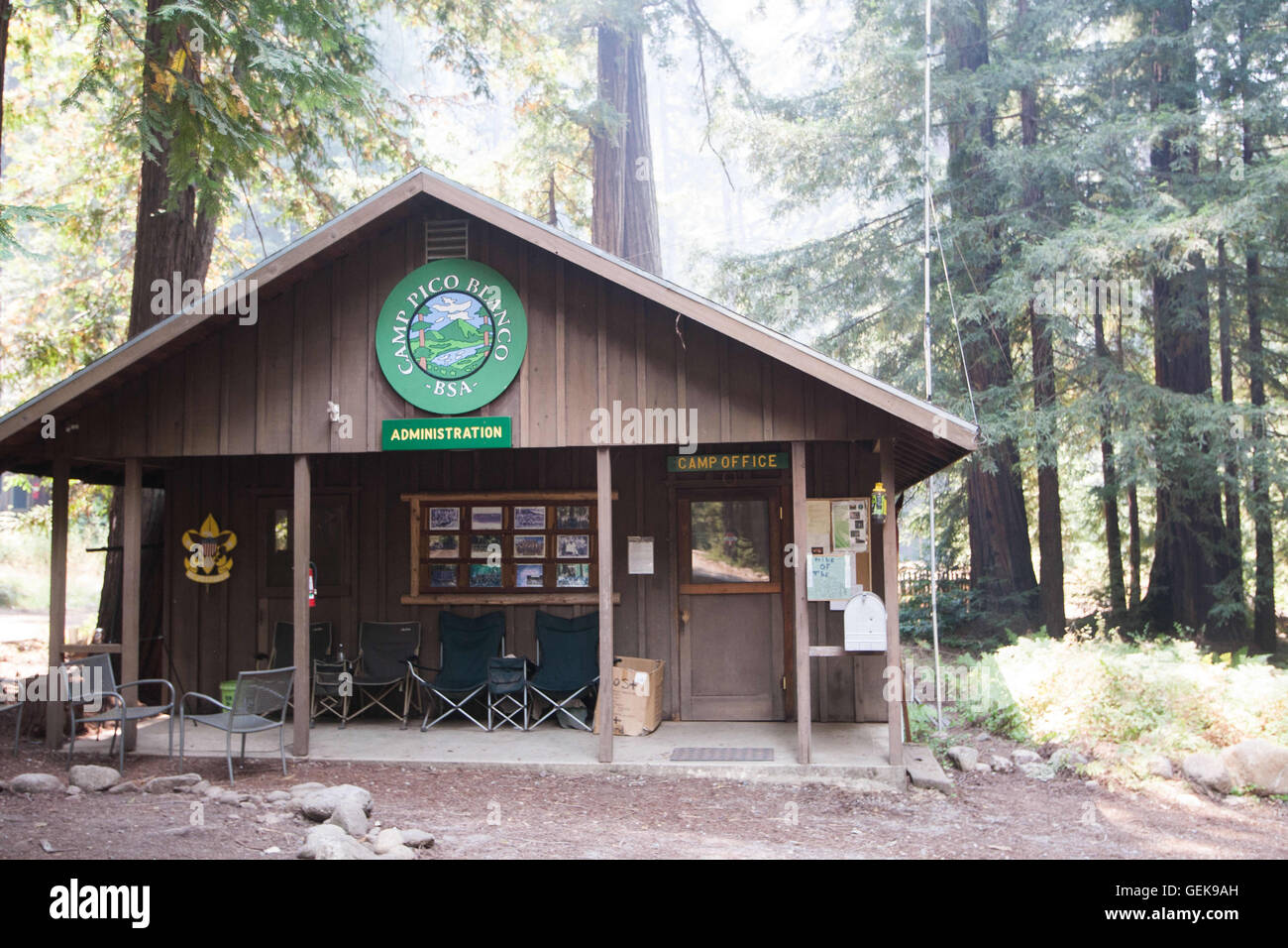 Monterey, CA, Stati Uniti d'America. 26 Luglio, 2016. Camp Pico Blanco Boy Scout Camp sul palo stradale di Colorado, Monterey, CA è in linea di fuoco. Il Soberanes fuoco nella contea di Monterey aumentato a 23.500 acri e abbiamo soggiornato al 10% il contenimento martedì 26 luglio 2016. A causa del fumo non sgombrare nessun aereo è stato in grado di fornire aiuto con contenente l'incendio. Credito: Marty Bicek/ZUMA filo/Alamy Live News Foto Stock