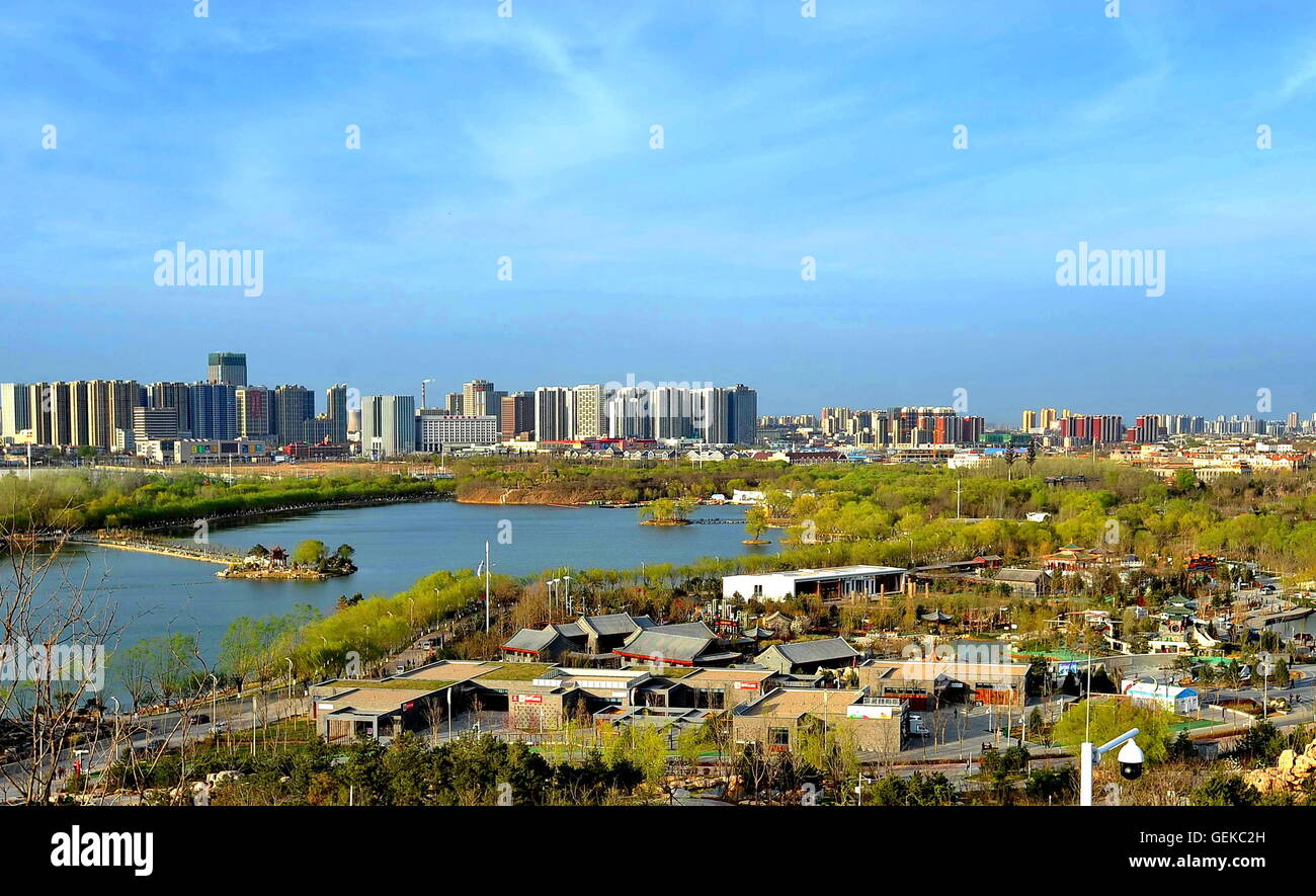 (160727) -- TANGSHAN, 27 luglio 2016 (Xinhua) -- Foto scattata il 9 luglio 2016 mostra lo scenario di Nanhu Park in Tangshan, nel nord della Cina di nella provincia di Hebei. Nelle prime ore del 28 luglio 1976, uno dei più letali di terremoti del xx secolo rovesciato Tangshan, uccidendo più di 240.000 persone ed il ferimento di un altro 160.000. Il terremoto mortale livellato Tangshan in soli 23 secondi, con il 96 per cento della città architettura generalmente distrutti. Ancora Tangshan è stato la costruzione di un miracolo sul suo detriti sin. Dal 2015, il prodotto nazionale lordo pro capite e il gettito fiscale di Tangshan r Foto Stock