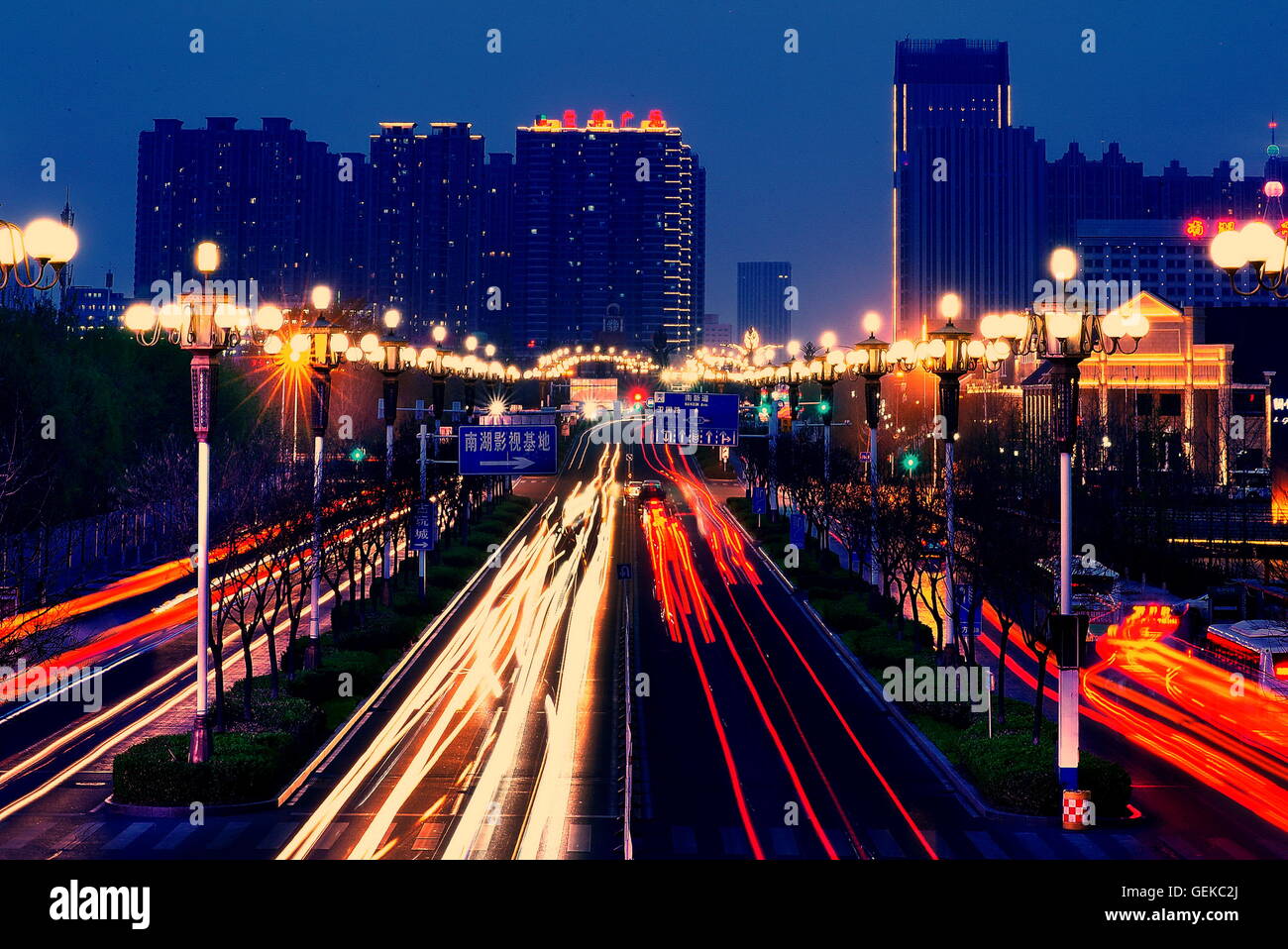 (160727) -- TANGSHAN, 27 luglio 2016 (Xinhua) -- Fotografia scattata a luglio 25, 2016 mostra la vista notturna del centro cittadino di Tangshan, nel nord della Cina di nella provincia di Hebei. Nelle prime ore del 28 luglio 1976, uno dei più letali di terremoti del xx secolo rovesciato Tangshan, uccidendo più di 240.000 persone ed il ferimento di un altro 160.000. Il terremoto mortale livellato Tangshan in soli 23 secondi, con il 96 per cento della città architettura generalmente distrutti. Ancora Tangshan è stato la costruzione di un miracolo sul suo detriti sin. Dal 2015, il prodotto nazionale lordo pro capite e il gettito fiscale di Tangshan ra Foto Stock