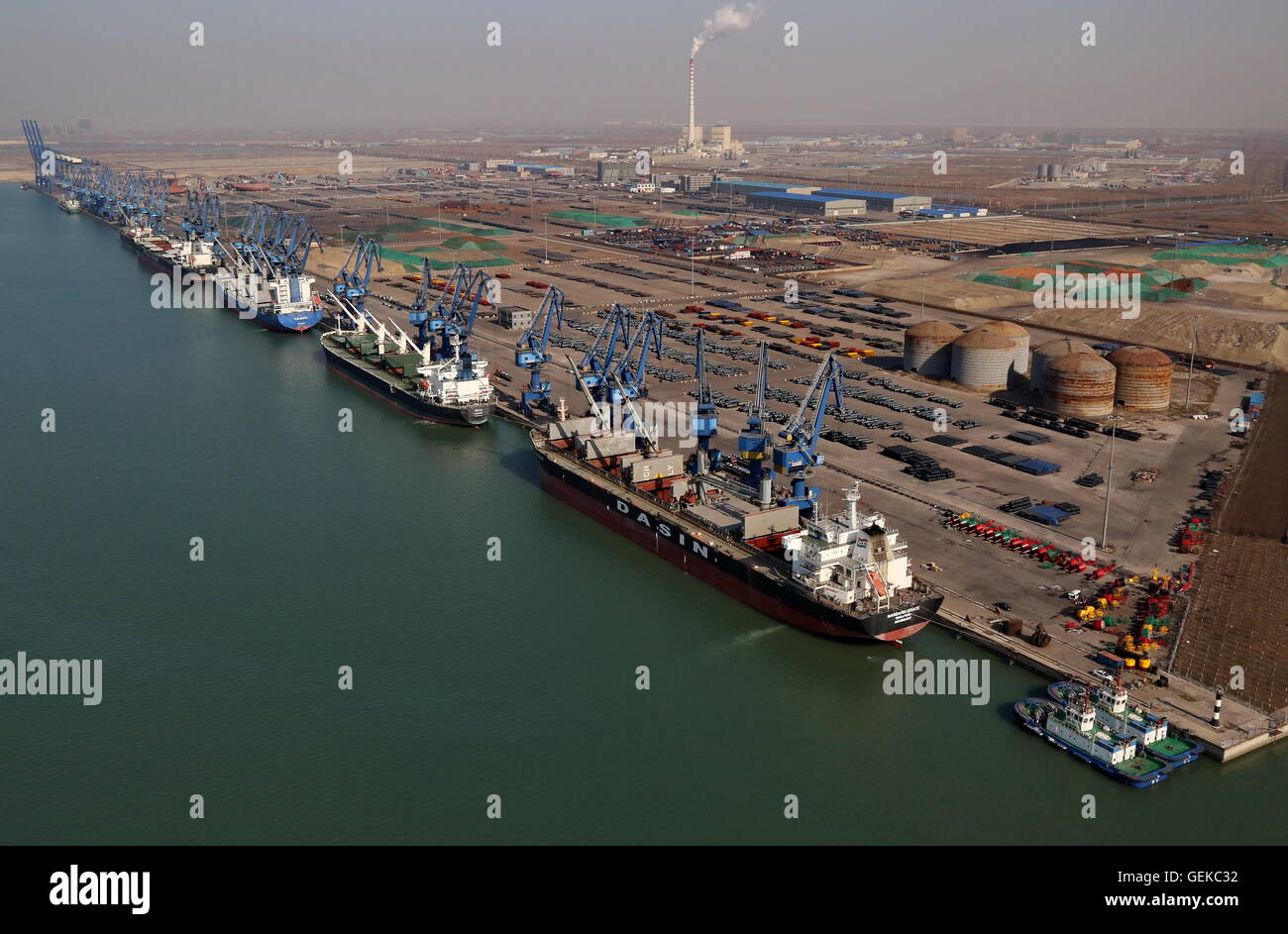 (160727) -- TANGSHAN, 27 luglio 2016 (Xinhua) -- Foto scattata il 7 gennaio 26, 2016 mostra una vista del porto di Caofeidian a Tangshan, nel nord della Cina di nella provincia di Hebei. Nelle prime ore del 28 luglio 1976, uno dei più letali di terremoti del xx secolo rovesciato Tangshan, uccidendo più di 240.000 persone ed il ferimento di un altro 160.000. Il terremoto mortale livellato Tangshan in soli 23 secondi, con il 96 per cento della città architettura generalmente distrutti. Ancora Tangshan è stato la costruzione di un miracolo sul suo detriti sin. Dal 2015, il prodotto nazionale lordo pro capite e il gettito fiscale di Tangshan Foto Stock