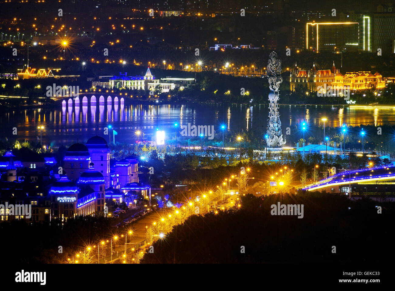 (160727) -- TANGSHAN, 27 luglio 2016 (Xinhua) -- Fotografia scattata a luglio 16, 2016 mostra la vista notturna di Nanhu Park in Tangshan, nel nord della Cina di nella provincia di Hebei. Nelle prime ore del 28 luglio 1976, uno dei più letali di terremoti del xx secolo rovesciato Tangshan, uccidendo più di 240.000 persone ed il ferimento di un altro 160.000. Il terremoto mortale livellato Tangshan in soli 23 secondi, con il 96 per cento della città architettura generalmente distrutti. Ancora Tangshan è stato la costruzione di un miracolo sul suo detriti sin. Dal 2015, il prodotto nazionale lordo pro capite e il gettito fiscale di Tangsh Foto Stock