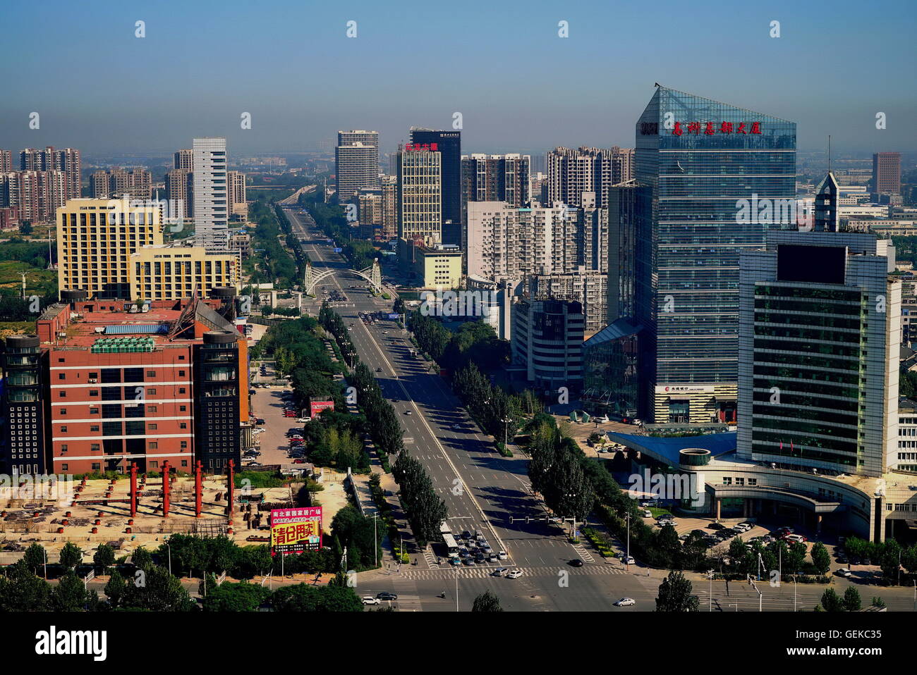 (160727) -- TANGSHAN, 27 luglio 2016 (Xinhua) -- Foto scattata il 7 luglio 2016 mostra la vista aerea del centro cittadino di Tangshan, nel nord della Cina di nella provincia di Hebei. Nelle prime ore del 28 luglio 1976, uno dei più letali di terremoti del xx secolo rovesciato Tangshan, uccidendo più di 240.000 persone ed il ferimento di un altro 160.000. Il terremoto mortale livellato Tangshan in soli 23 secondi, con il 96 per cento della città architettura generalmente distrutti. Ancora Tangshan è stato la costruzione di un miracolo sul suo detriti sin. Dal 2015, il prodotto nazionale lordo pro capite e il gettito fiscale di Tangshan ra Foto Stock