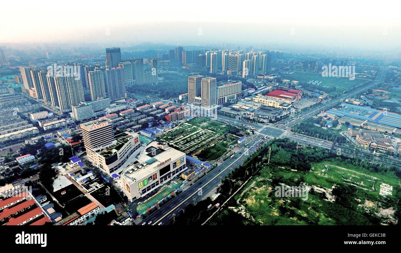 (160727) -- TANGSHAN, 27 luglio 2016 (Xinhua) -- Fotografia scattata a luglio 26, 2016 mostra una vista aerea del centro cittadino di Tangshan, nel nord della Cina di nella provincia di Hebei. Nelle prime ore del 28 luglio 1976, uno dei più letali di terremoti del xx secolo rovesciato Tangshan, uccidendo più di 240.000 persone ed il ferimento di un altro 160.000. Il terremoto mortale livellato Tangshan in soli 23 secondi, con 96% 0f della città architettura generalmente distrutti. Ancora Tangshan è stato la costruzione di un miracolo sul suo detriti sin. Dal 2015, il prodotto nazionale lordo pro capite e il gettito fiscale di Tangshan ra Foto Stock