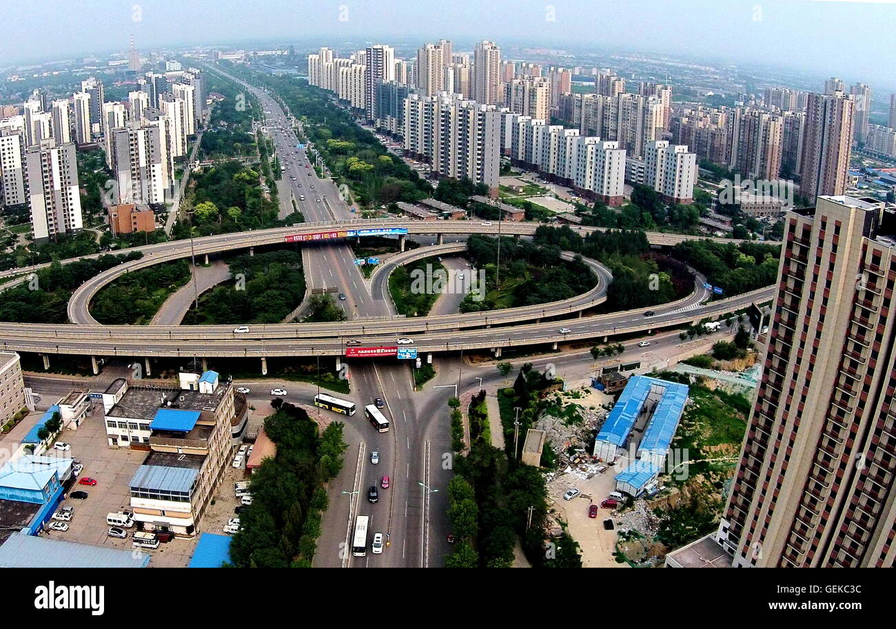 (160727) -- TANGSHAN, 27 luglio 2016 (Xinhua) -- Foto scattata il 7 luglio 2016 mostra lo scenario del centro orientale Tangshan, nel nord della Cina di nella provincia di Hebei. Nelle prime ore del 28 luglio 1976, uno dei più letali di terremoti del xx secolo rovesciato Tangshan, uccidendo più di 240.000 persone ed il ferimento di un altro 160.000. Il terremoto mortale livellato Tangshan in soli 23 secondi, con il 96 per cento della città architettura generalmente distrutti. Ancora Tangshan è stato la costruzione di un miracolo sul suo detriti sin. Dal 2015, il prodotto nazionale lordo pro capite e il gettito fiscale di Tangsha Foto Stock